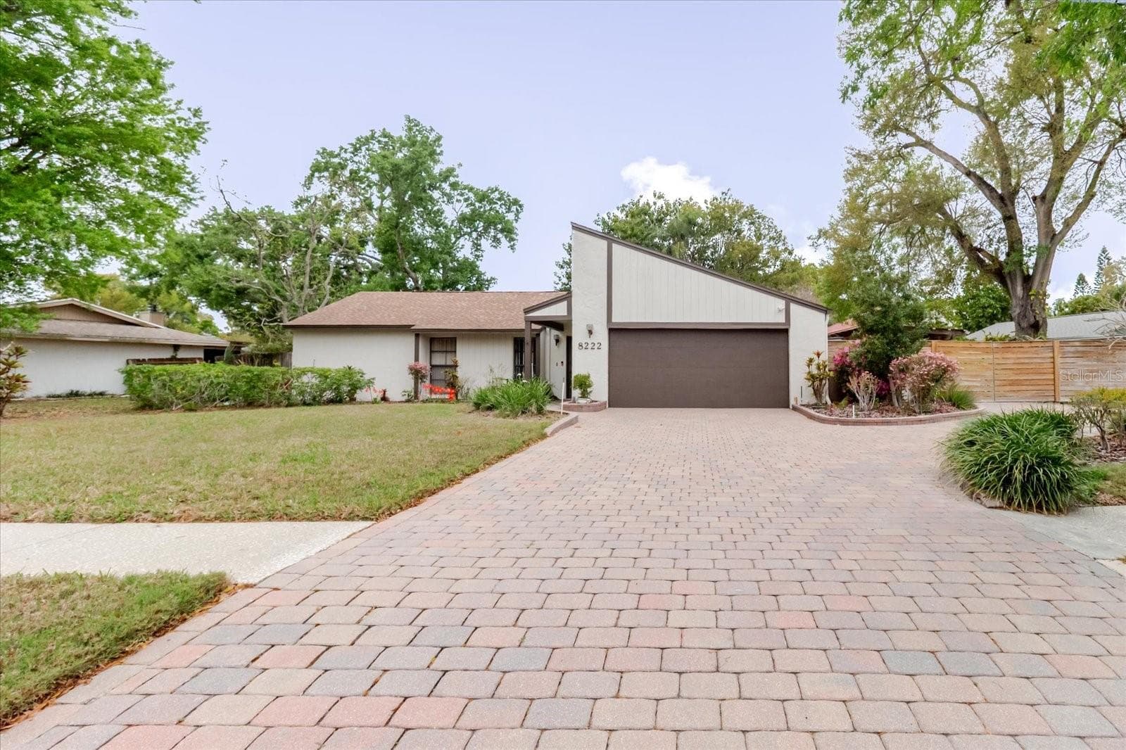 8222 LA SERENA DR
