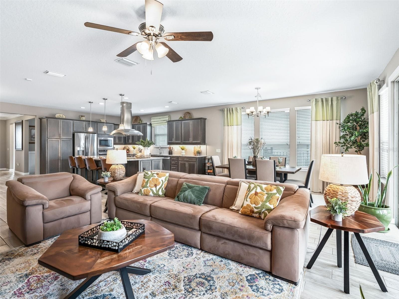 Spacious living room - 5662 NW 40TH LOOP, OCALA