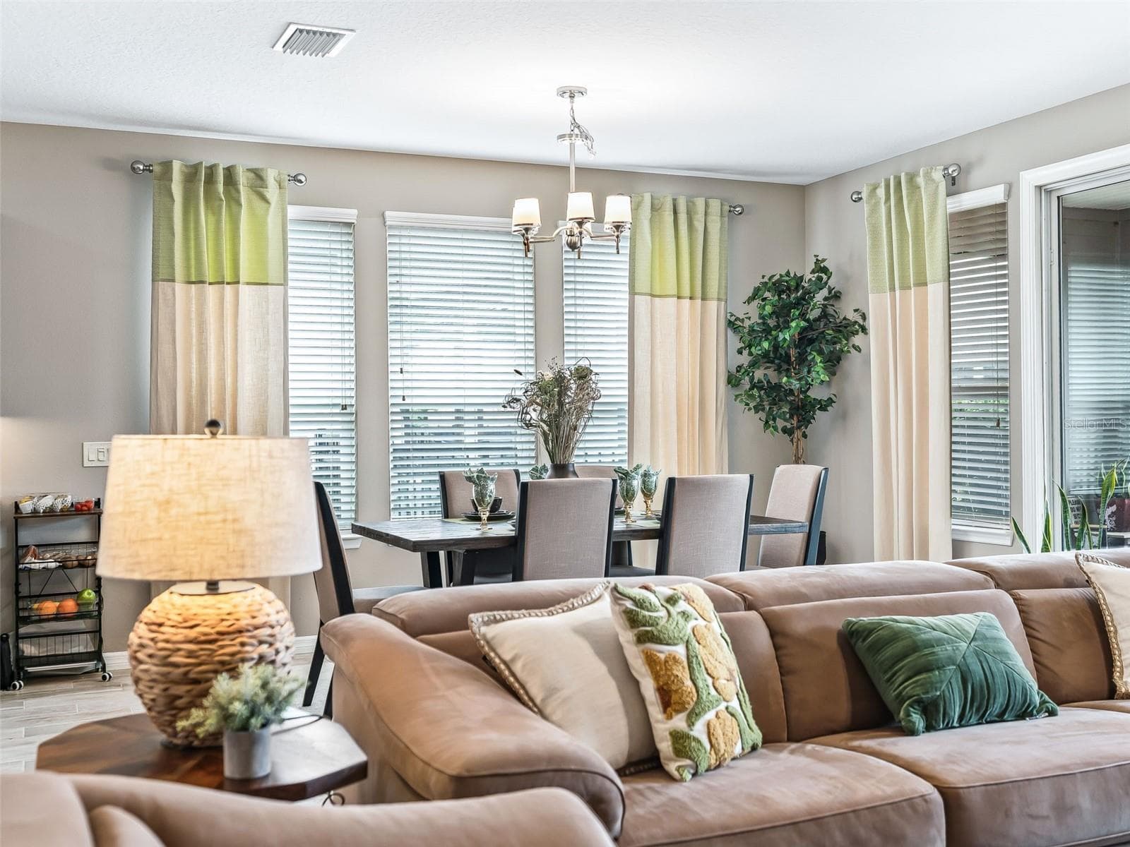 Custom drape and blinds add elegance and convenience - 5662 NW 40TH LOOP, OCALA