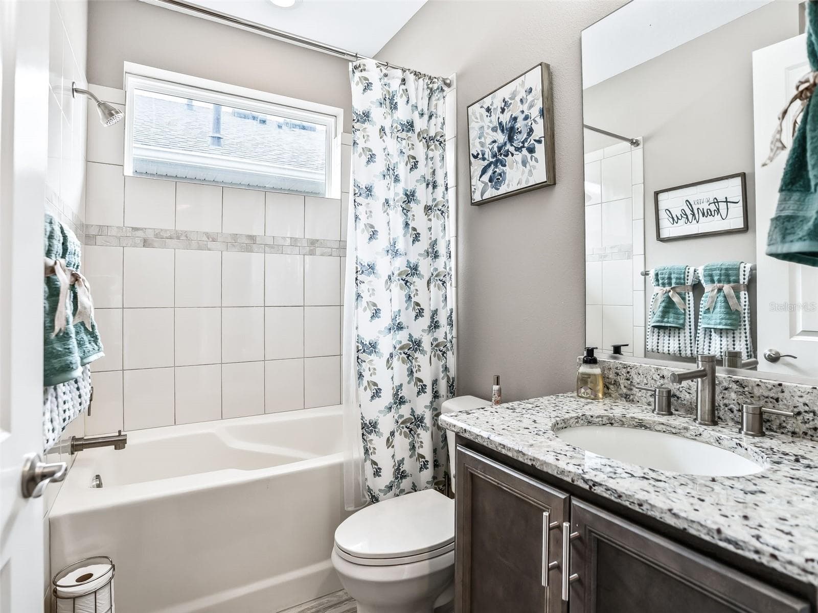 Guest bathroom with deep tub - 5662 NW 40TH LOOP, OCALA