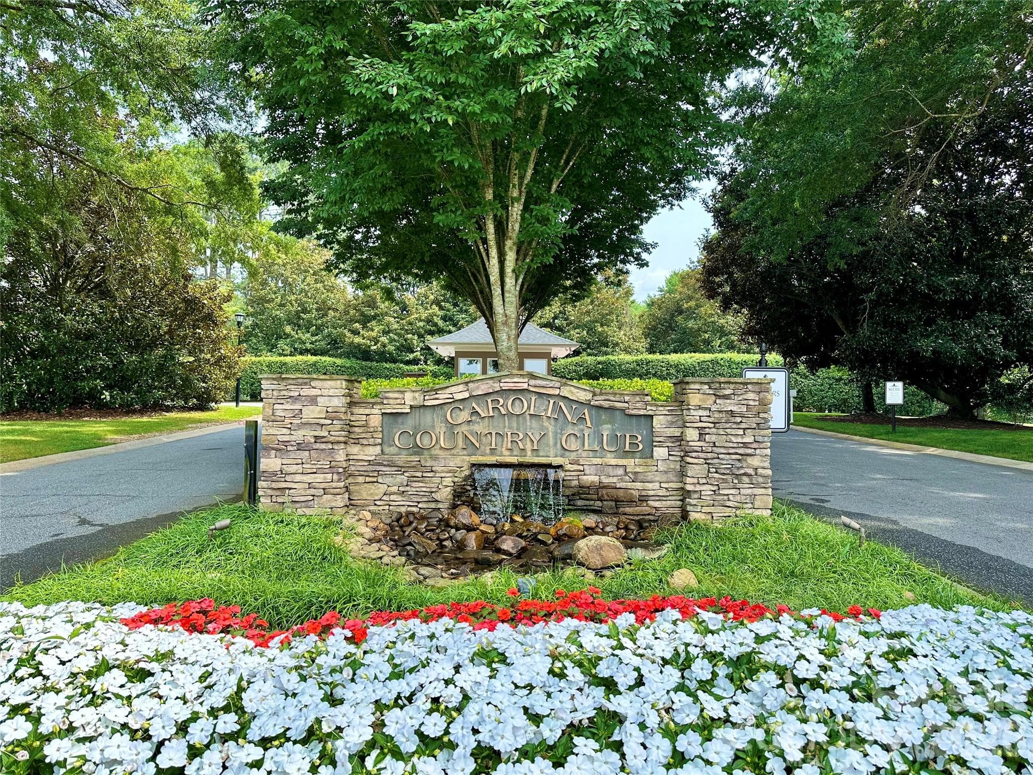 Country Club Entrance - 30 Winged Foot Court, Spartanburg