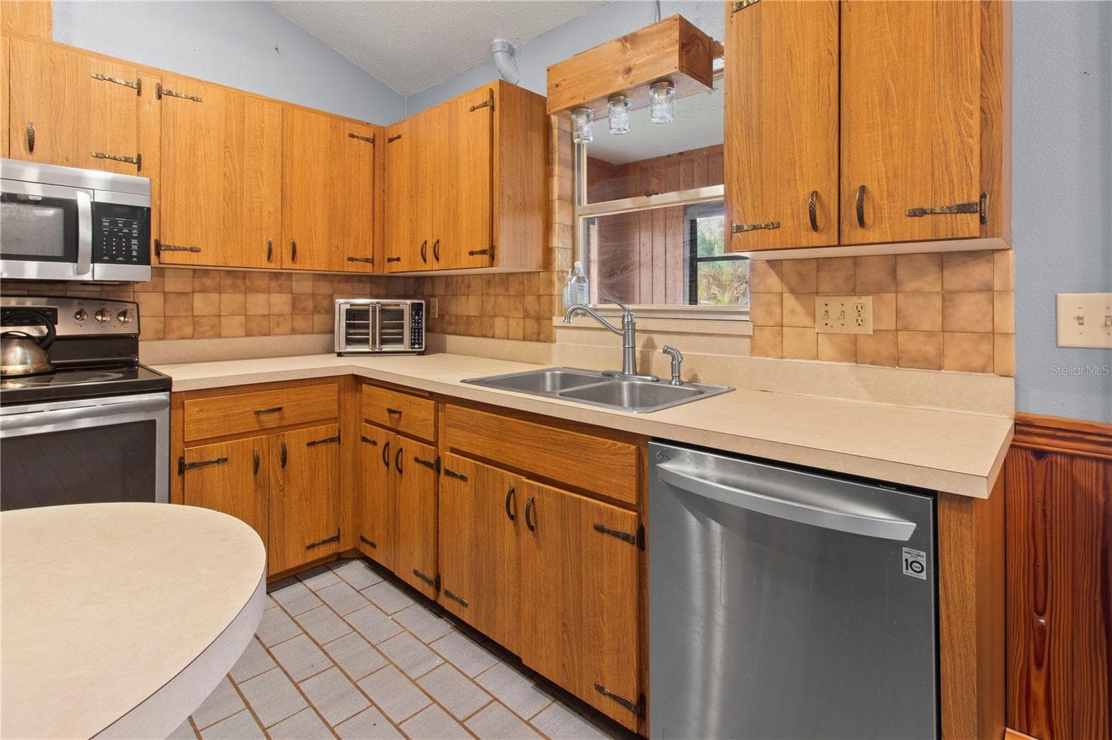 Single Family Residence at 1143 MEYERS RD, VENICE, photo 11 of 59