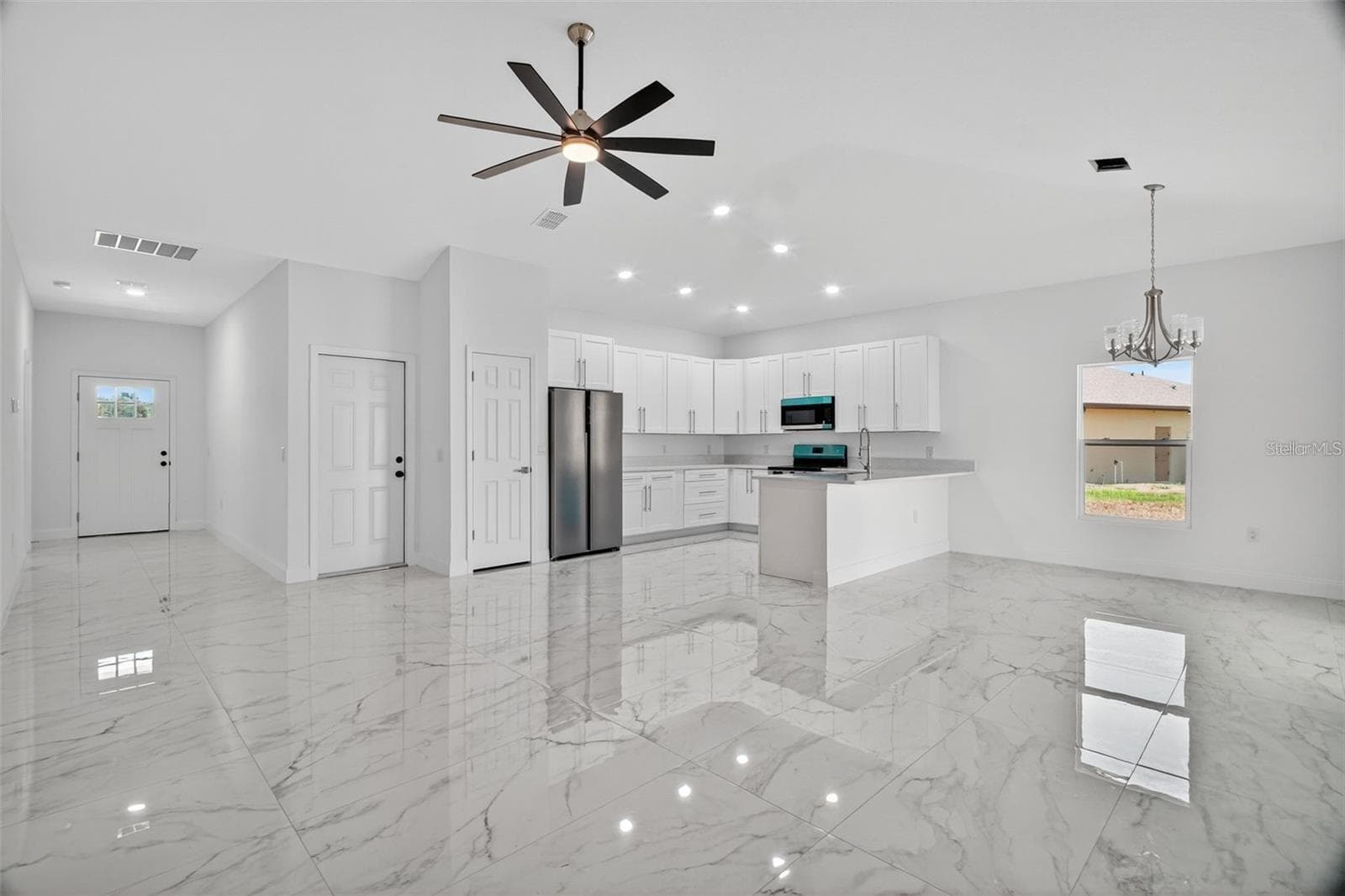 Kitchen / Living Room - 89 FAIRWAY CIR, UMATILLA