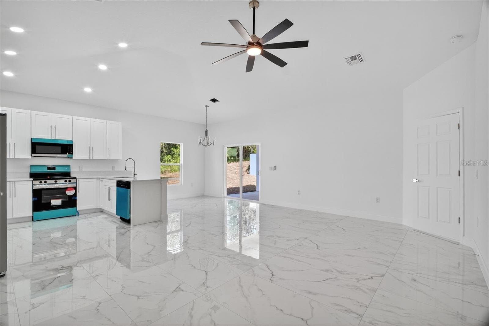 Living Area / Dining Area - 89 FAIRWAY CIR, UMATILLA