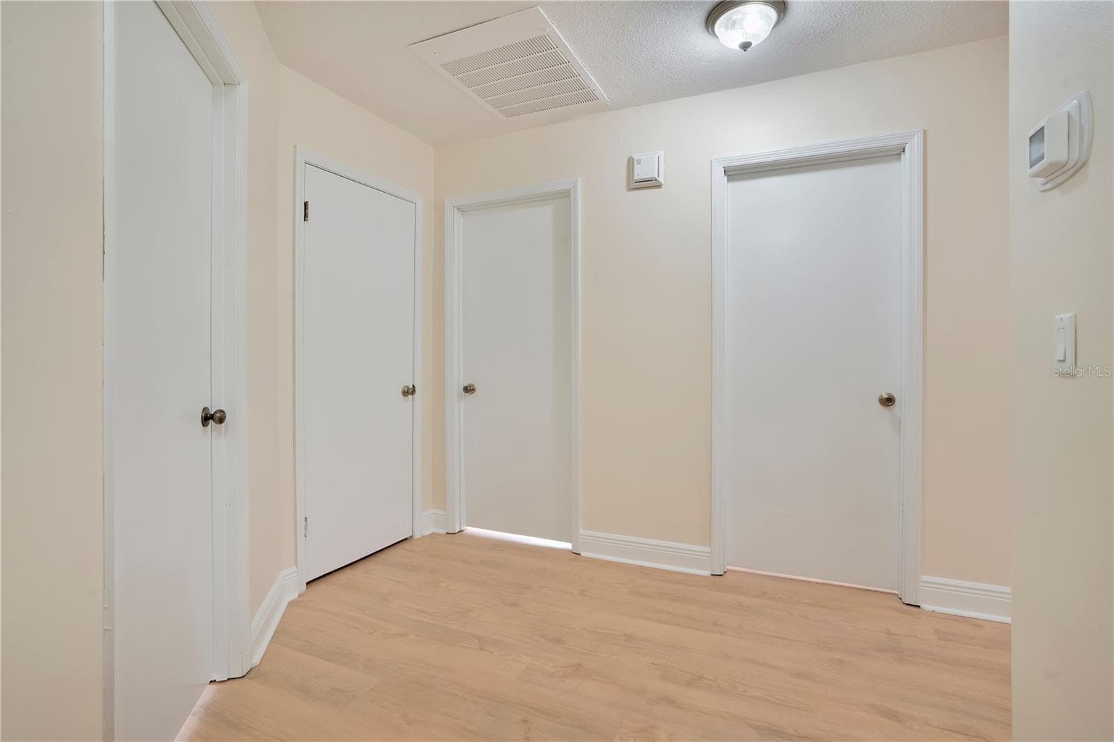 Hallway where secondary bedroom are located - 1401 BUELL CT, PLANT CITY