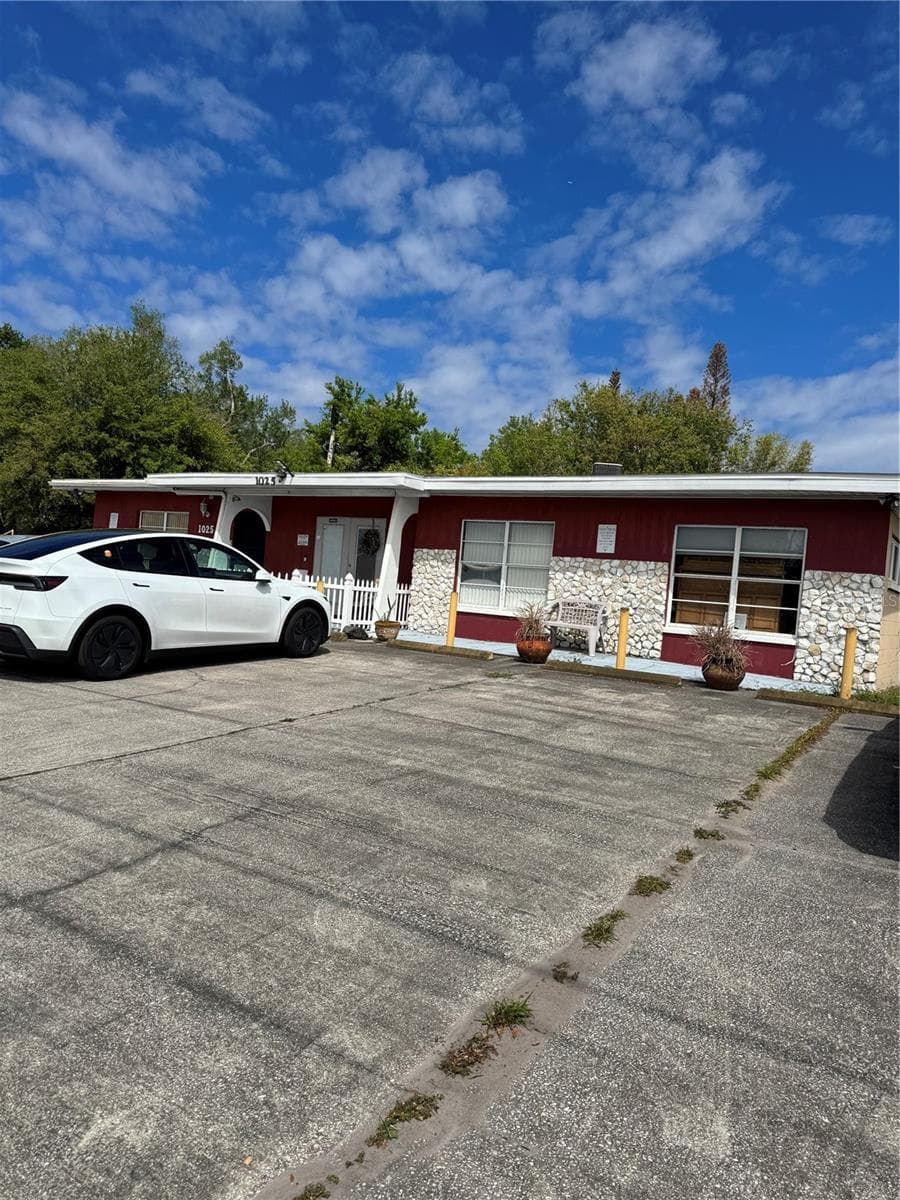 1025 W OAK RIDGE RD