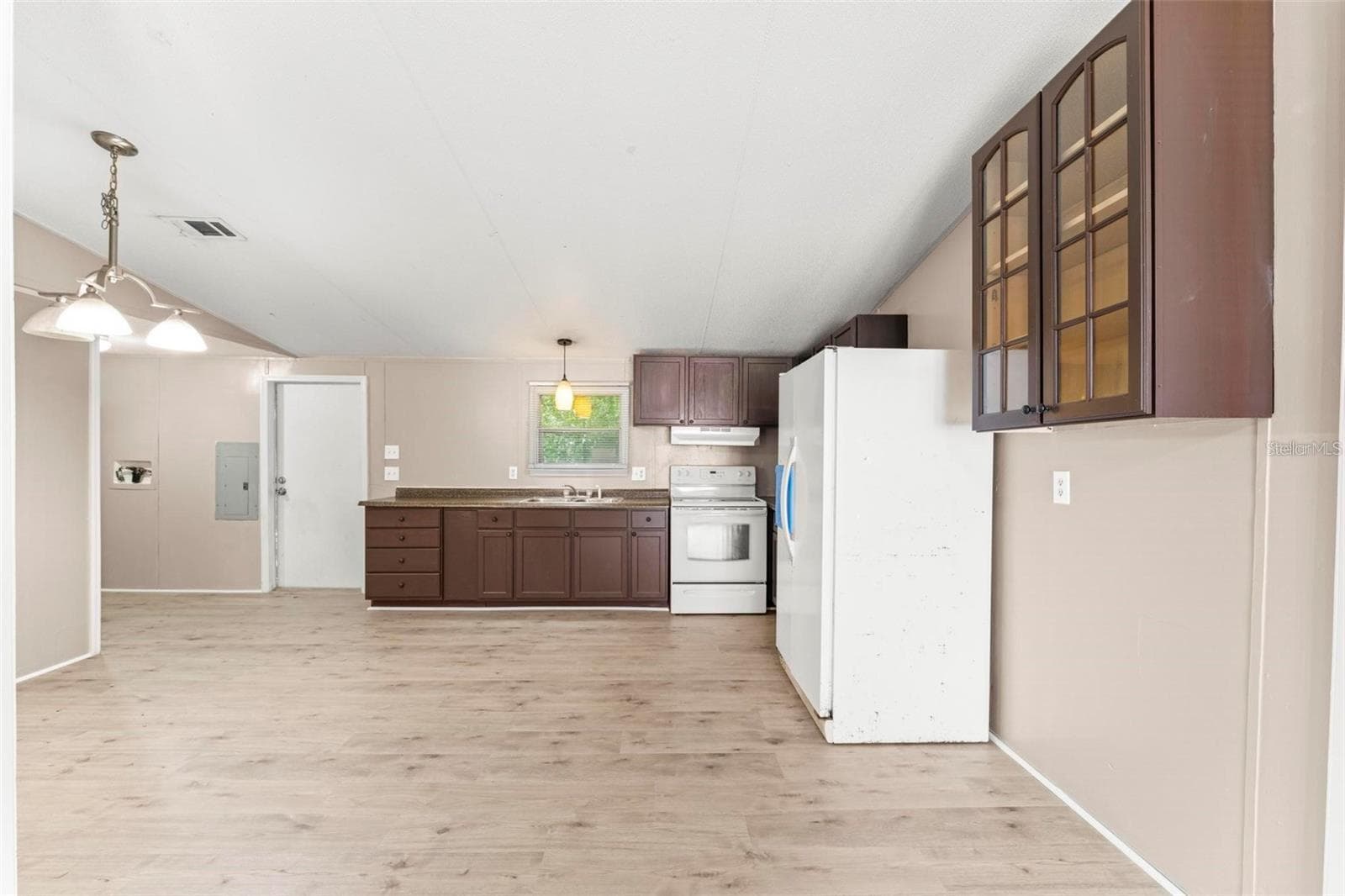 Manufactured Home at 201 N 5TH ST, ORLANDO, photo 8 of 19