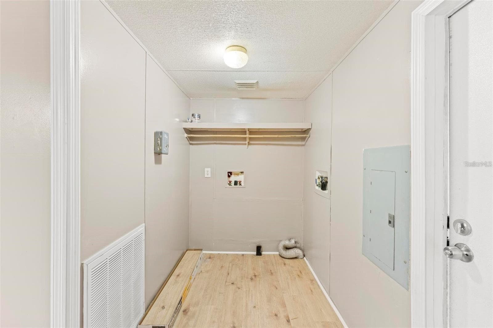 Manufactured Home at 201 N 5TH ST, ORLANDO, photo 11 of 19