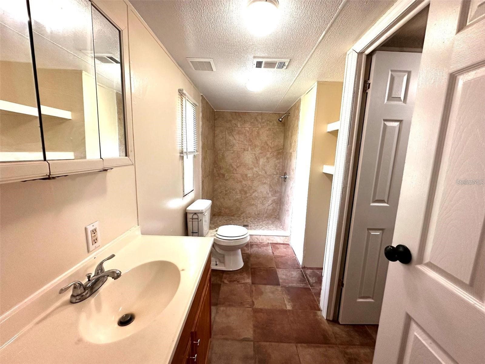 Manufactured Home at 201 N 5TH ST, ORLANDO, photo 12 of 19