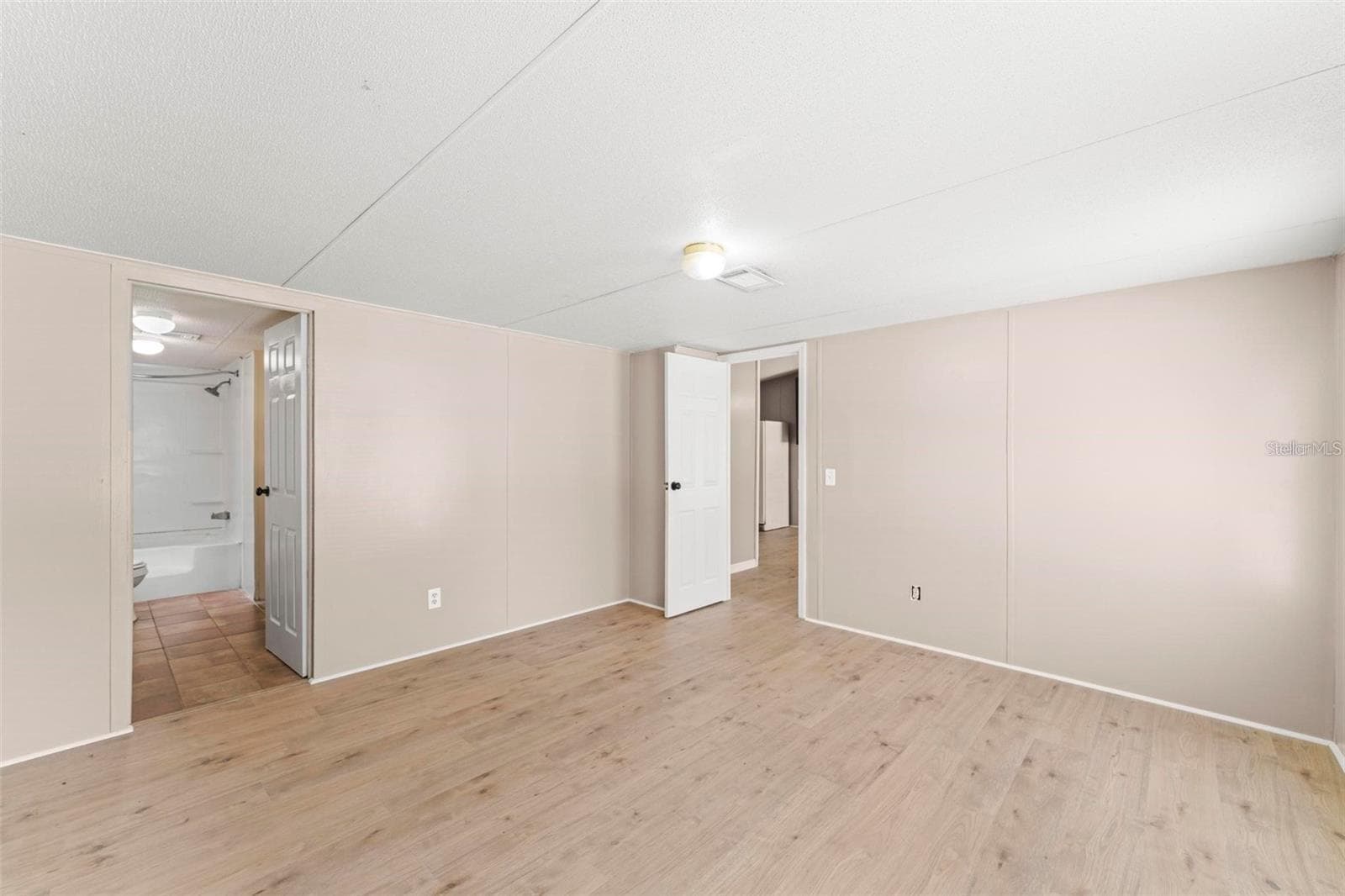 Manufactured Home at 201 N 5TH ST, ORLANDO, photo 13 of 19