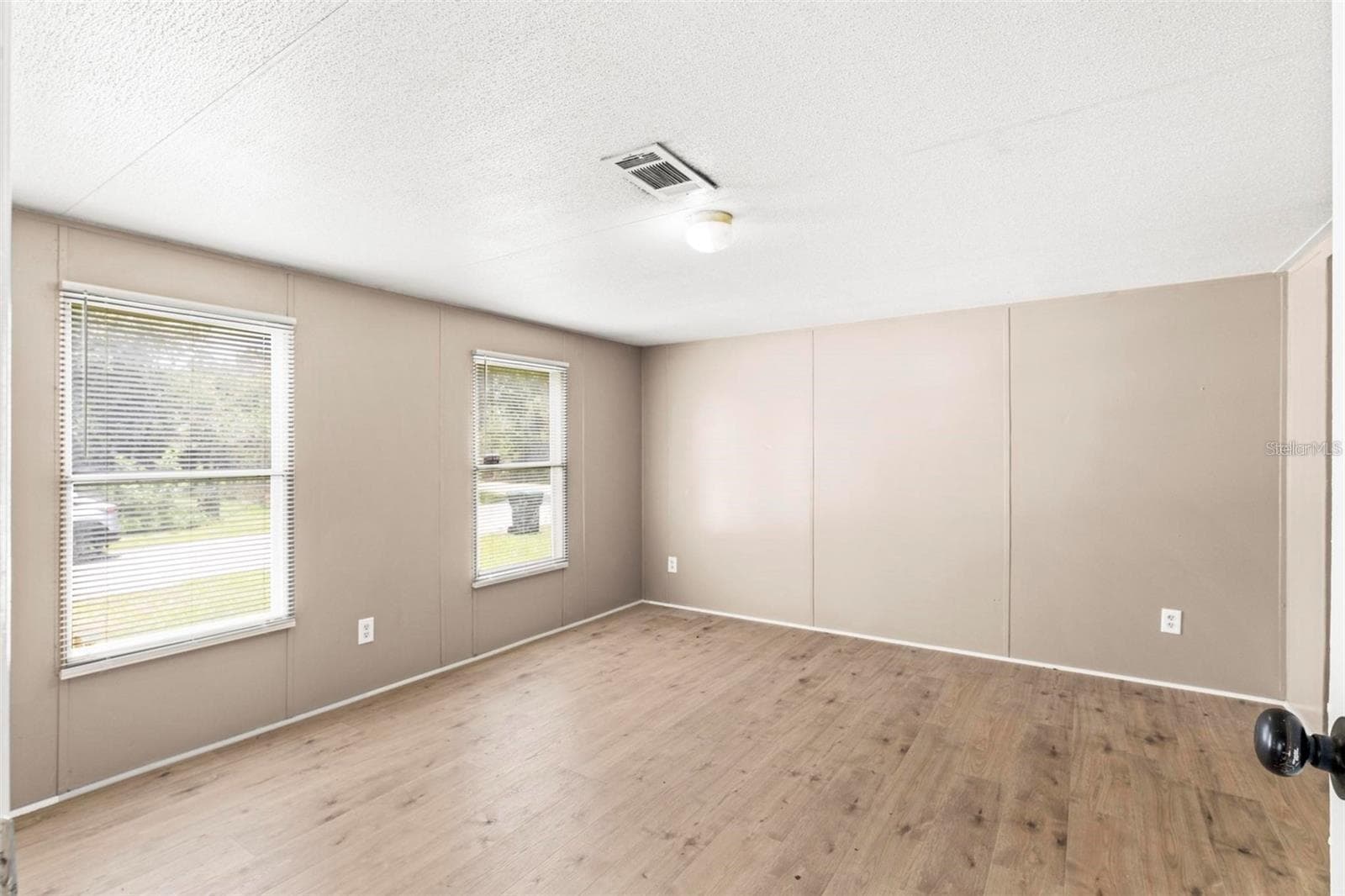 Manufactured Home at 201 N 5TH ST, ORLANDO, photo 14 of 19