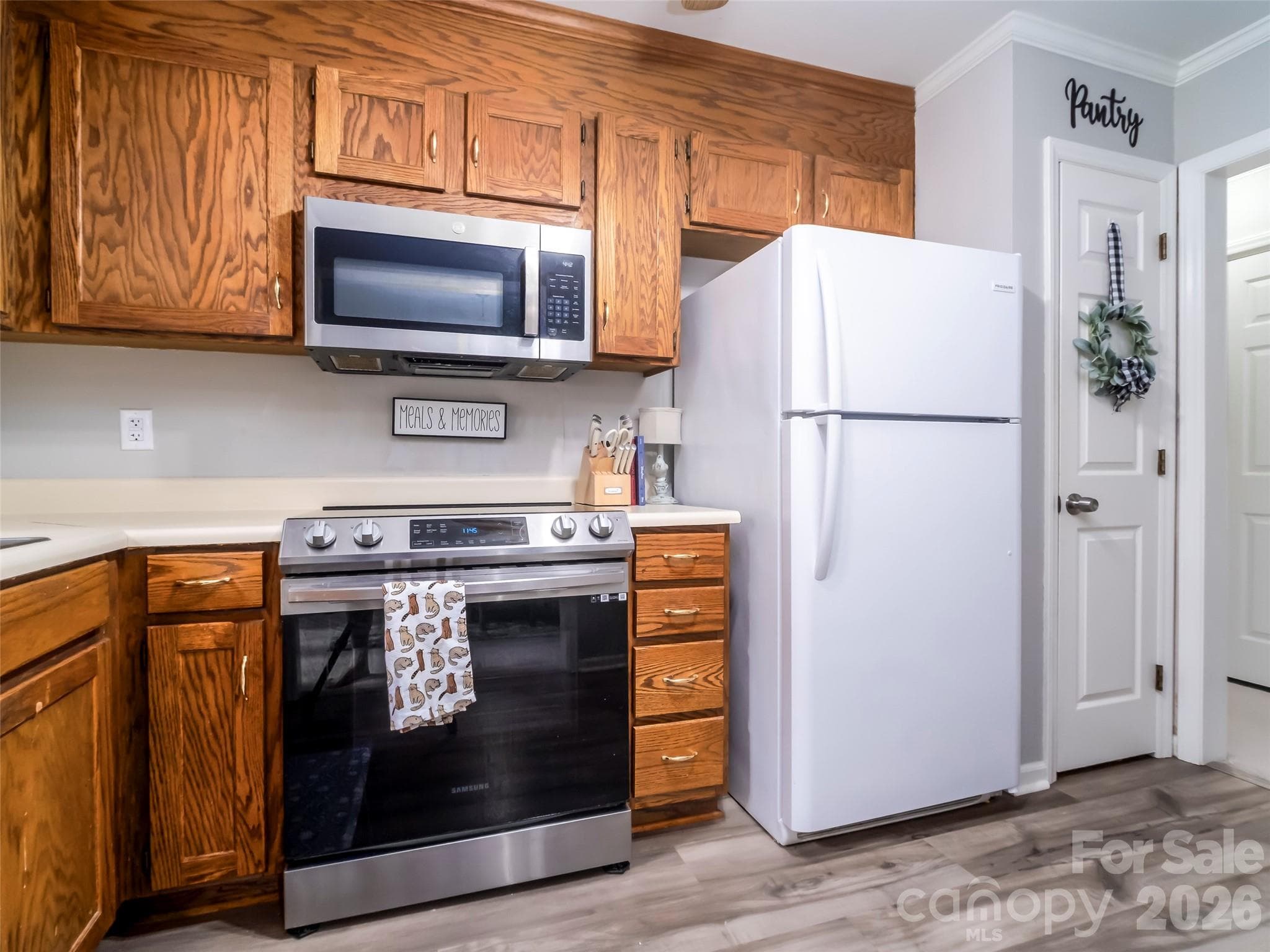 New stove 2023 and pantry - 2039 Union Road, Gastonia