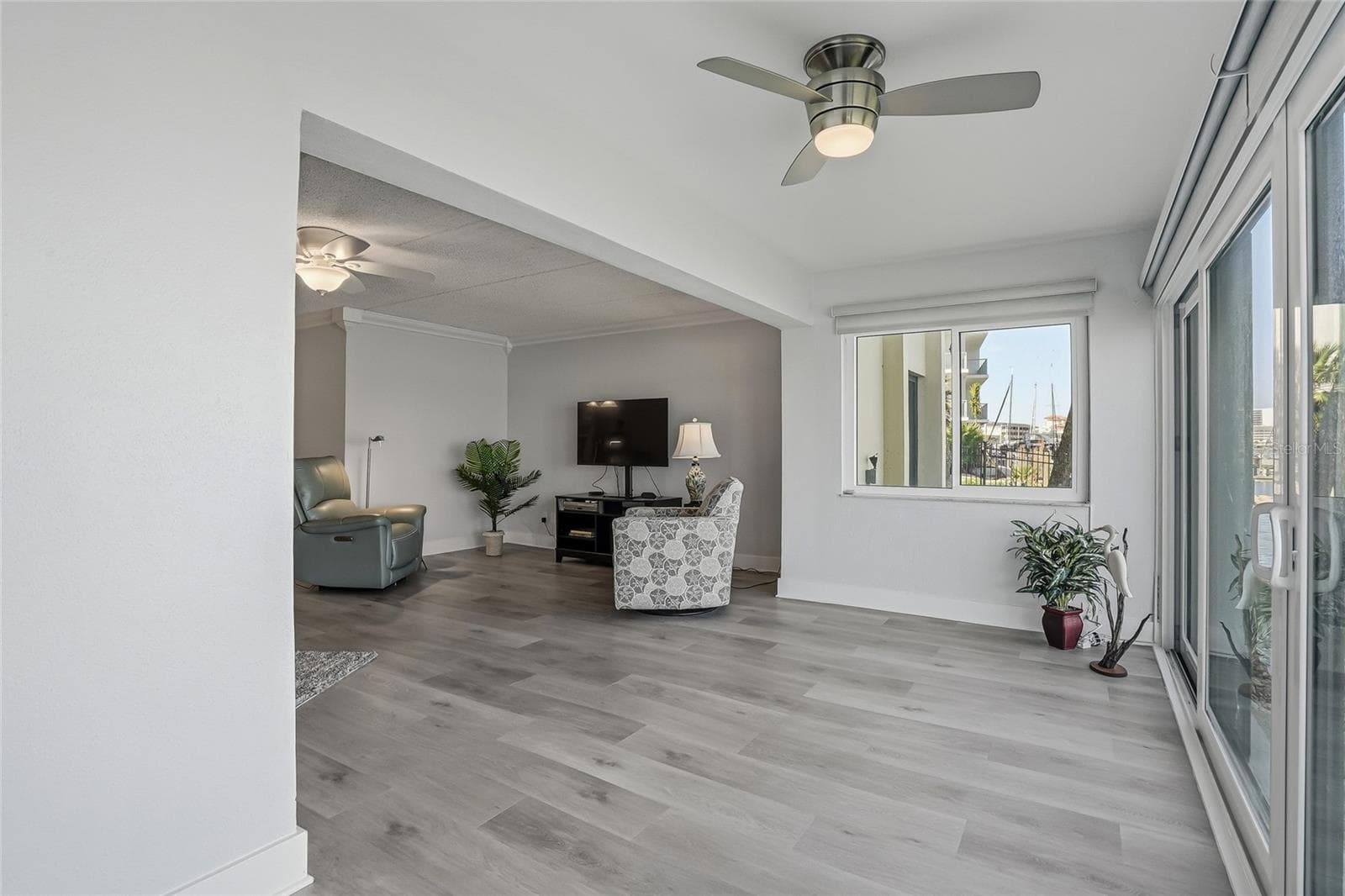 Sunroom and living room - 868 BAYWAY BLVD #101, CLEARWATER BEACH