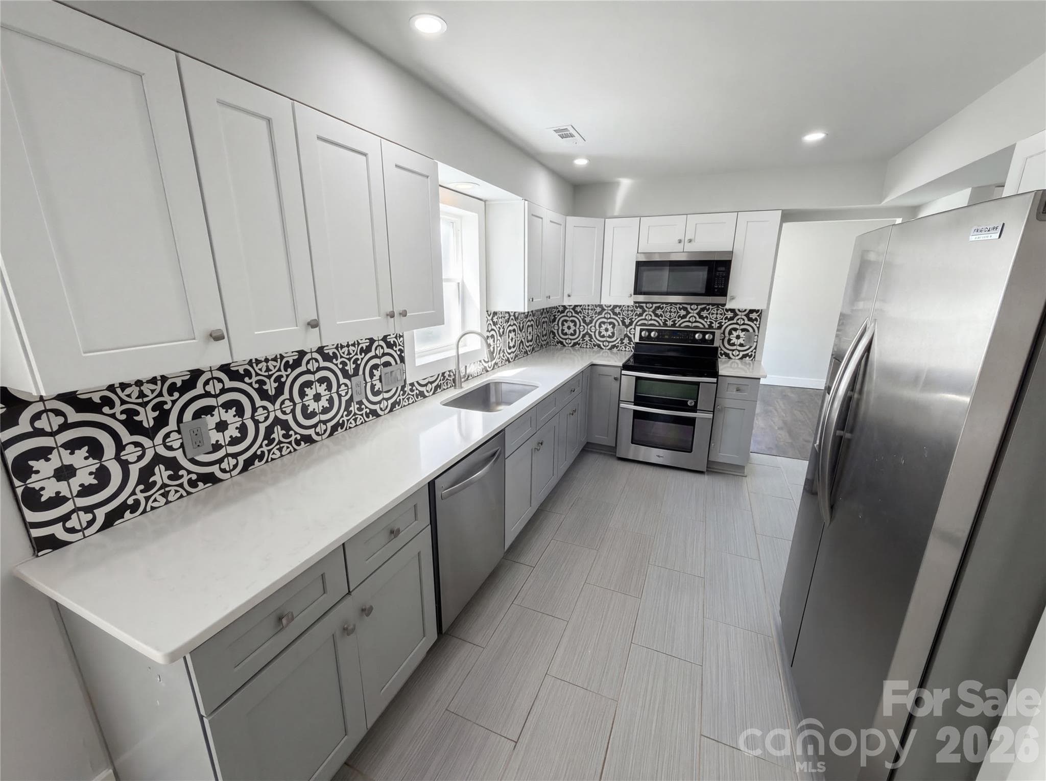 Single Family Residence at 12015 Landen Drive, Charlotte, photo 2 of 18