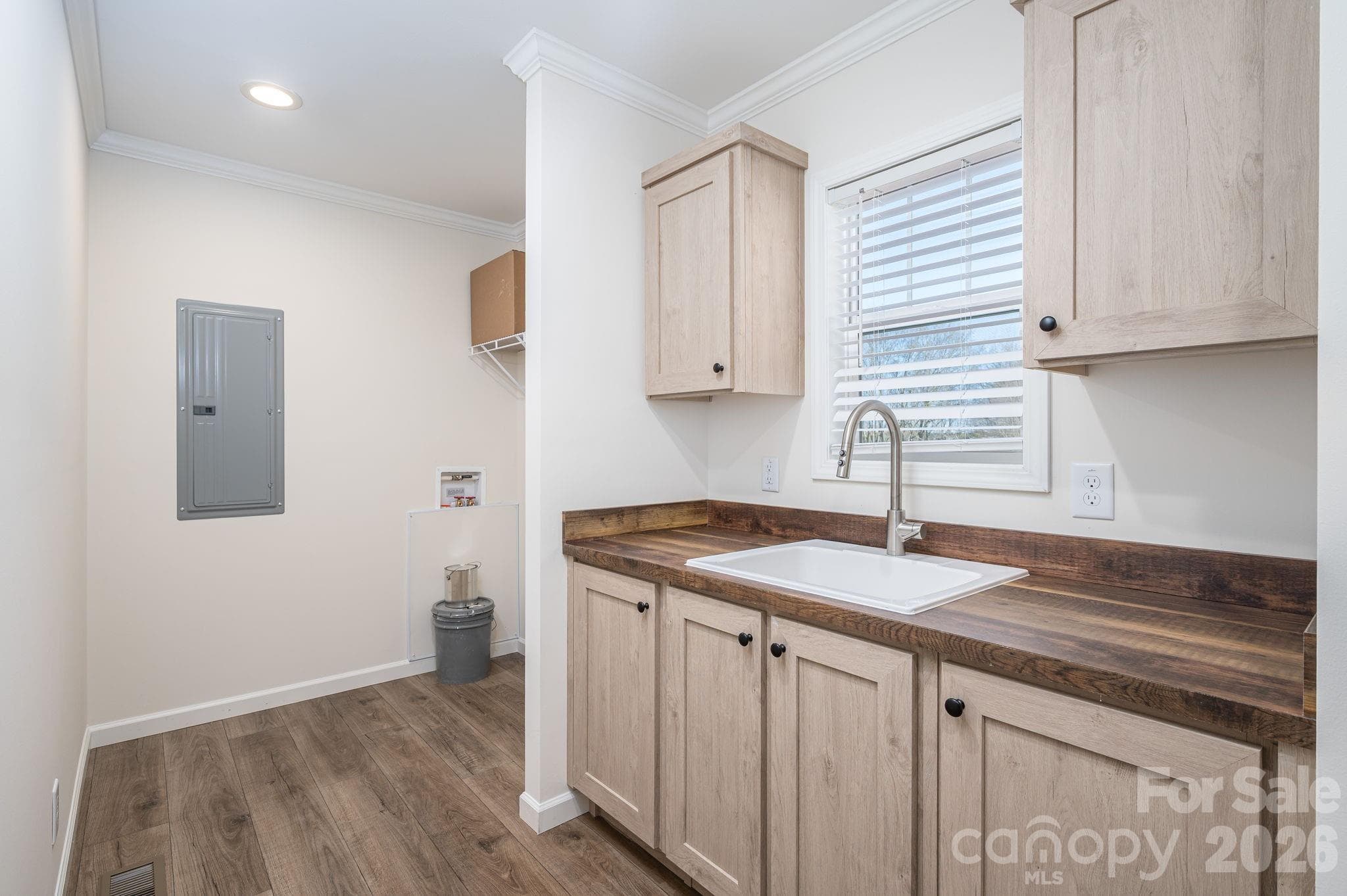 Laundry Room - 808 W Eagleview Lane, Lawndale