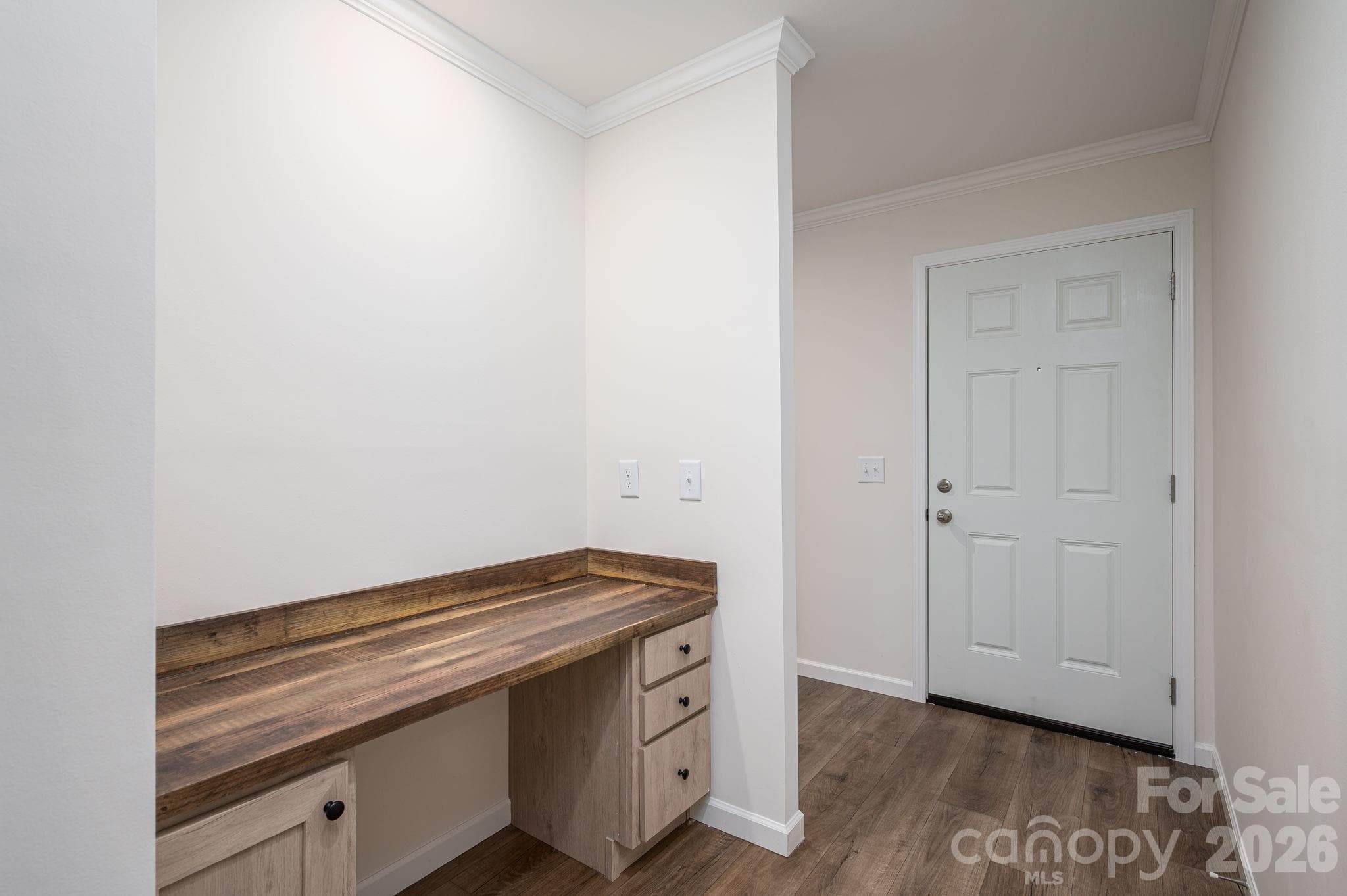Office Desk (Hallway) - 808 W Eagleview Lane, Lawndale