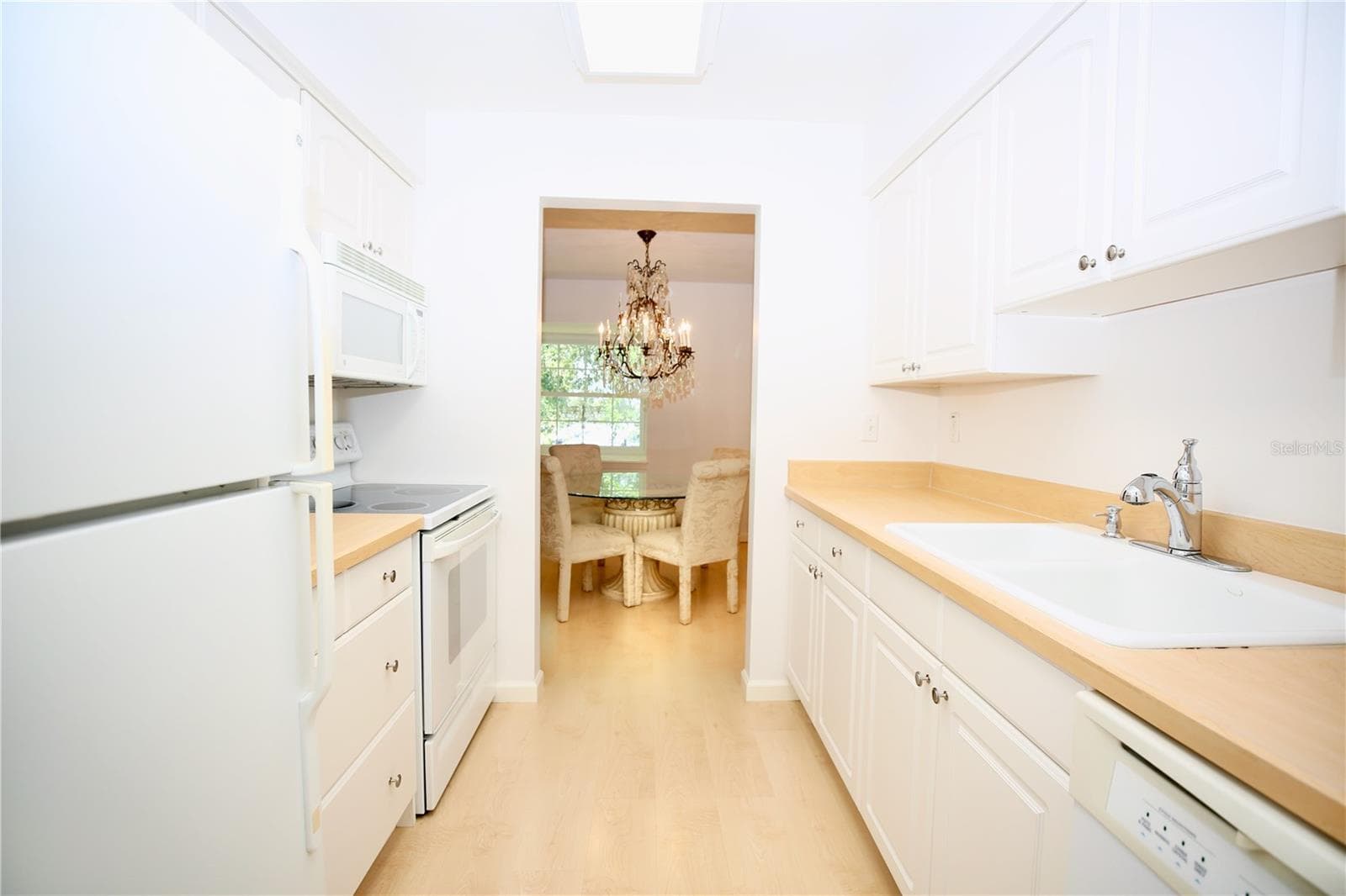Large kitchen with lots of storage - 1713 BELLEAIR FOREST DR #C, BELLEAIR