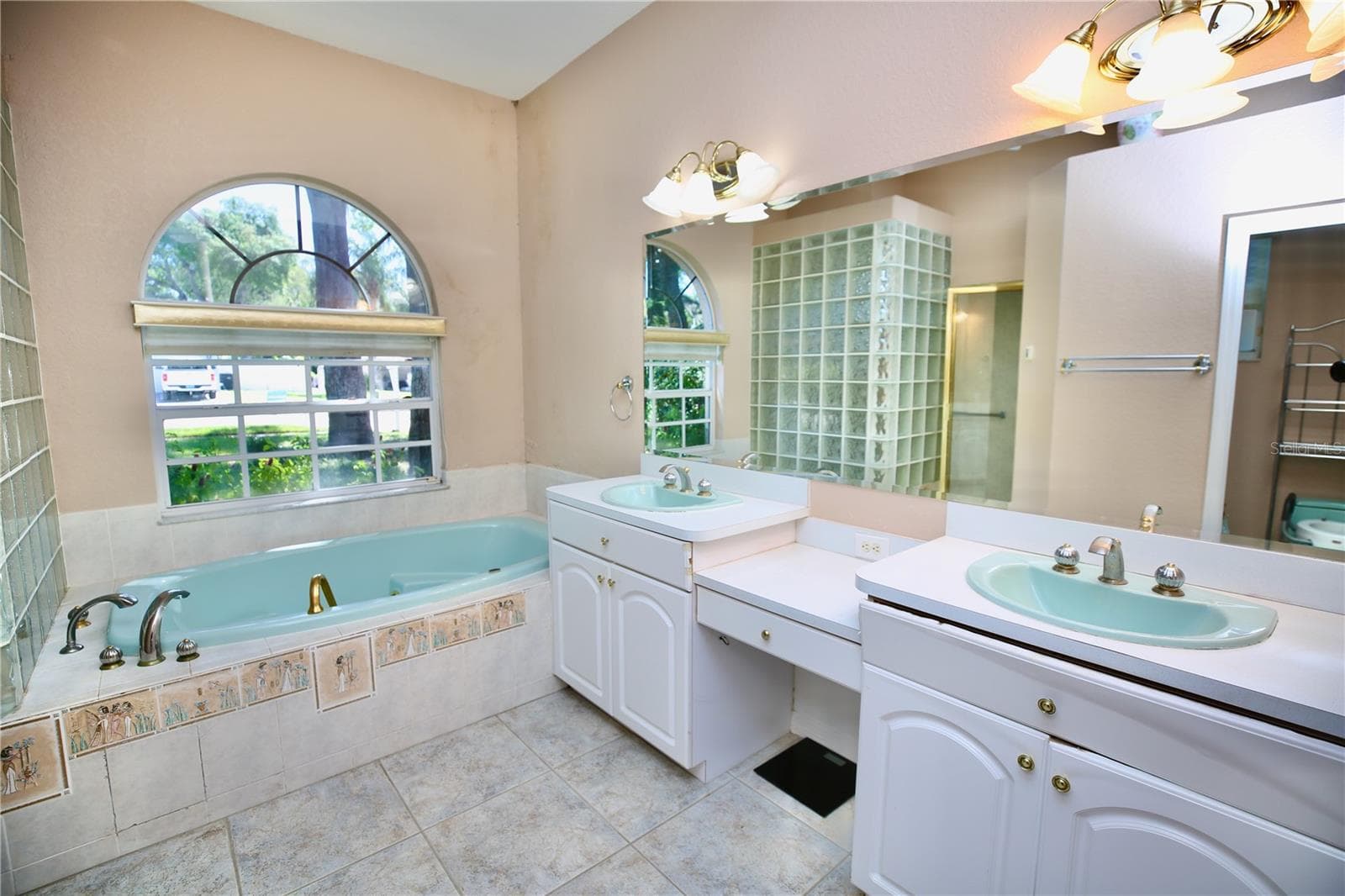 Master bathroom with open floorplan - 2686 CRYSTAL CIR, DUNEDIN