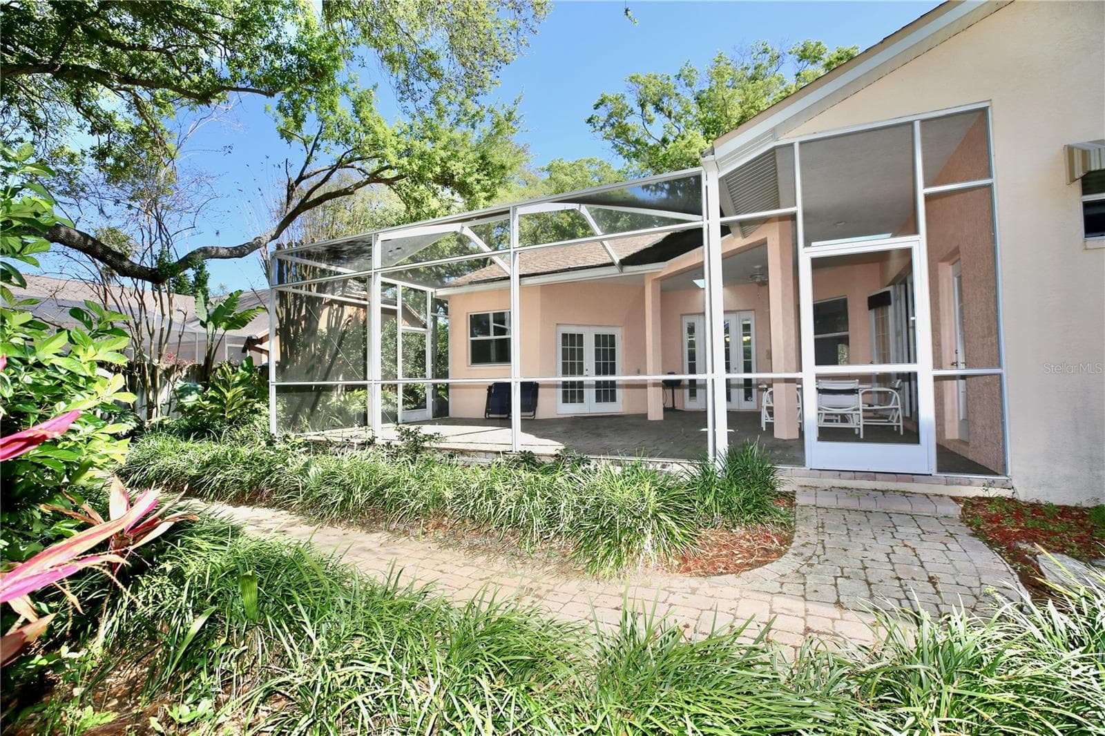 Large birdcage - 2686 CRYSTAL CIR, DUNEDIN