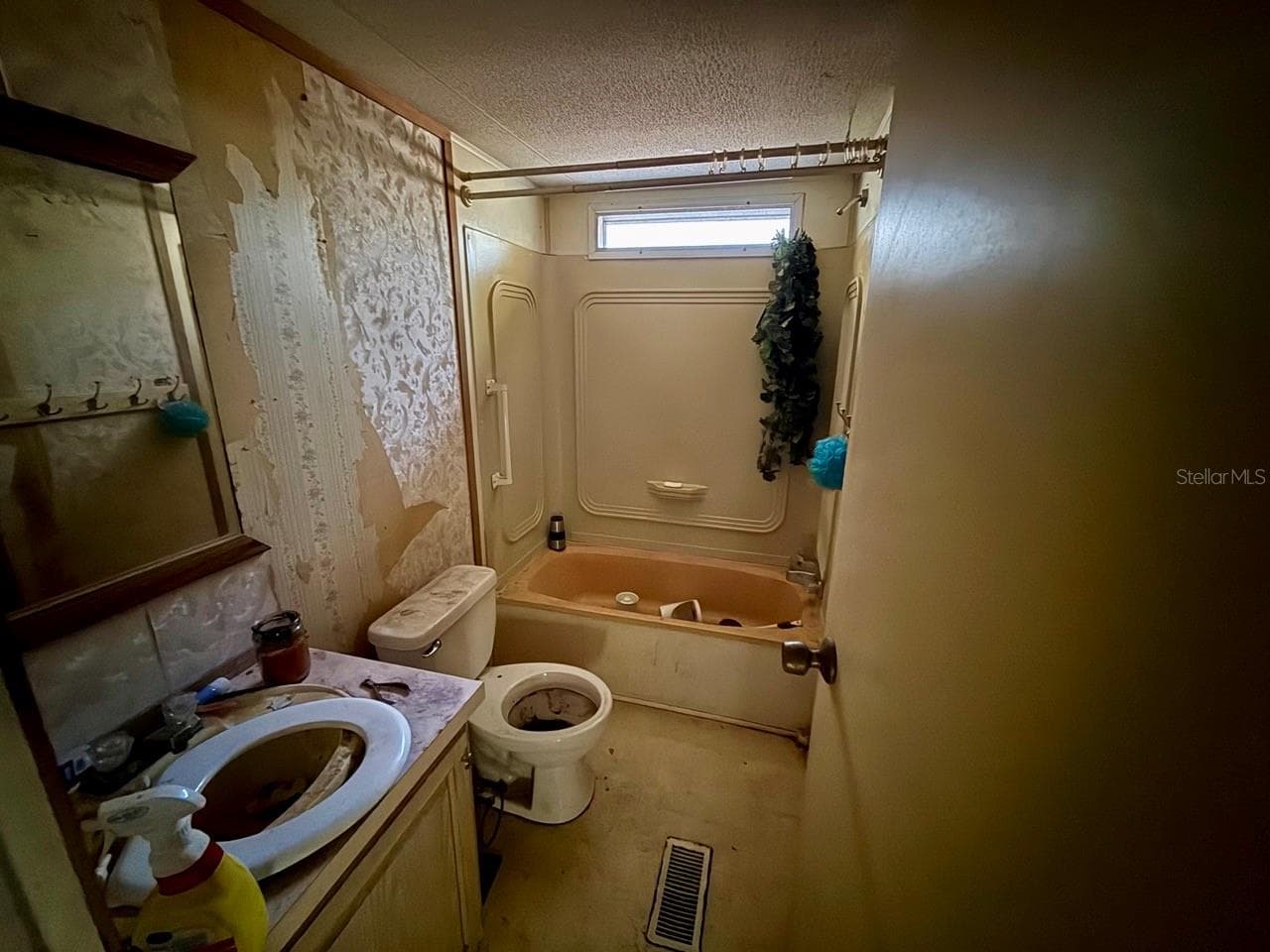 Manufactured Home at 14051 NE 45TH PL, WILLISTON, photo 11 of 25