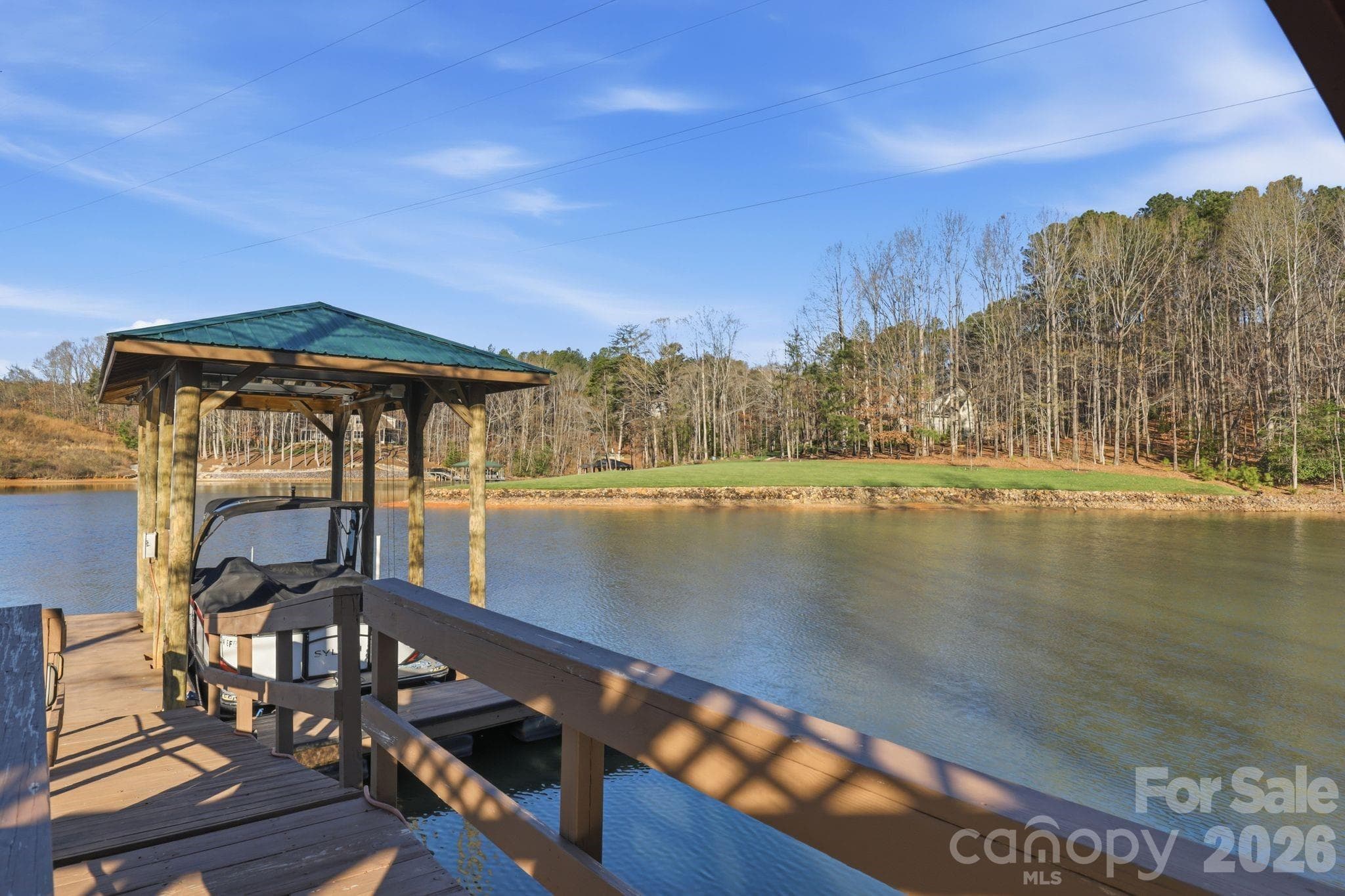 Covered dock with boat lift (included) - Troutman