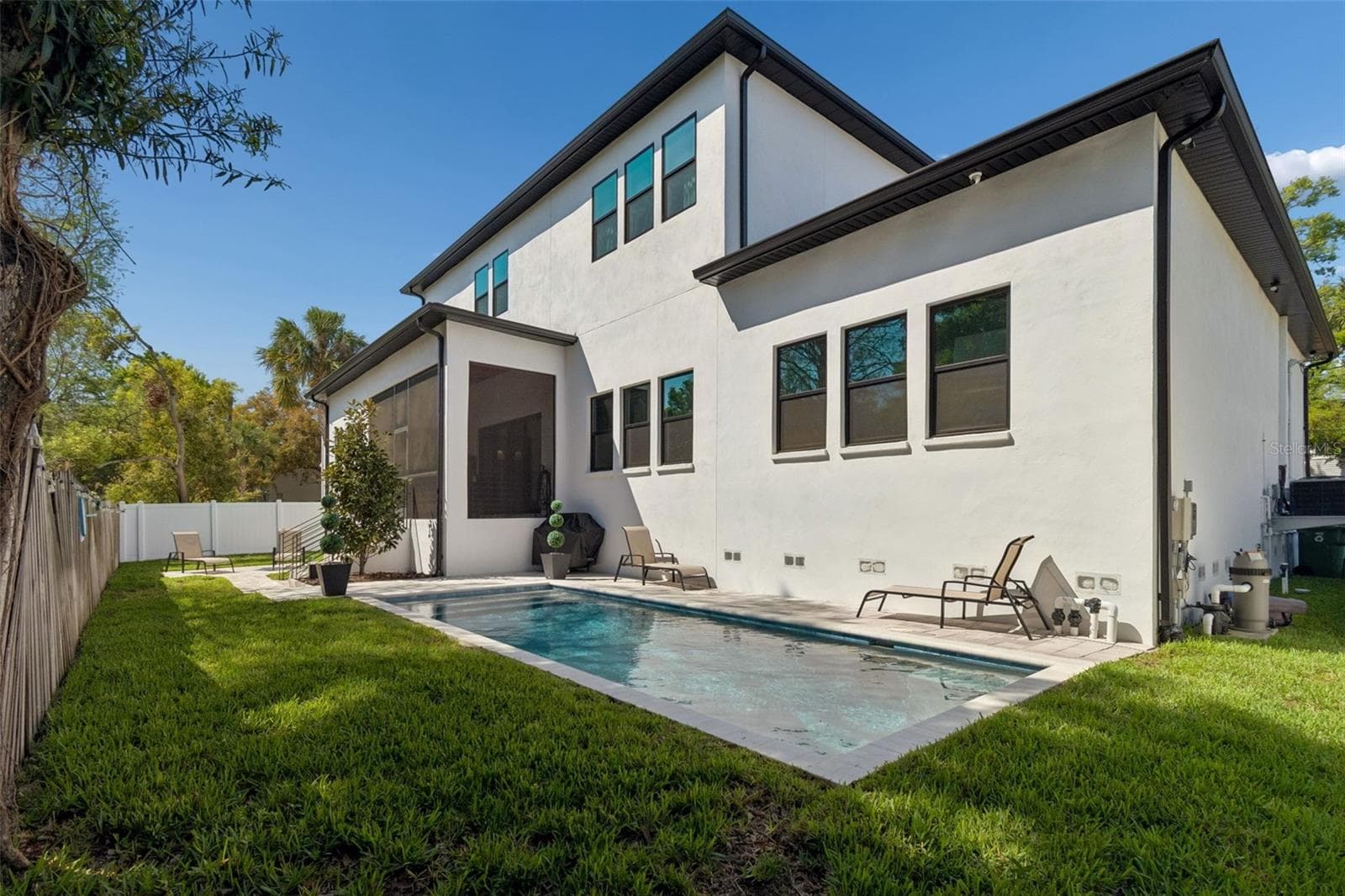 Resort pool with grounds to spare! - 5410 BAYSHORE BLVD, TAMPA