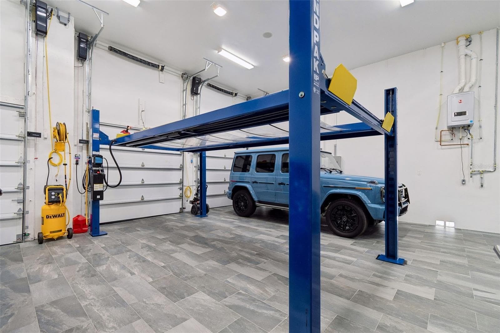 15 foot ceilings, EV charging station and workshop! - 5410 BAYSHORE BLVD, TAMPA