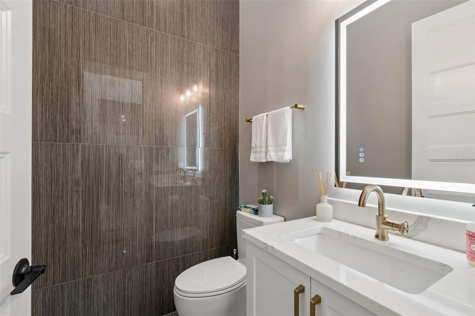 Powder Room Downstairs - 5410 BAYSHORE BLVD, TAMPA