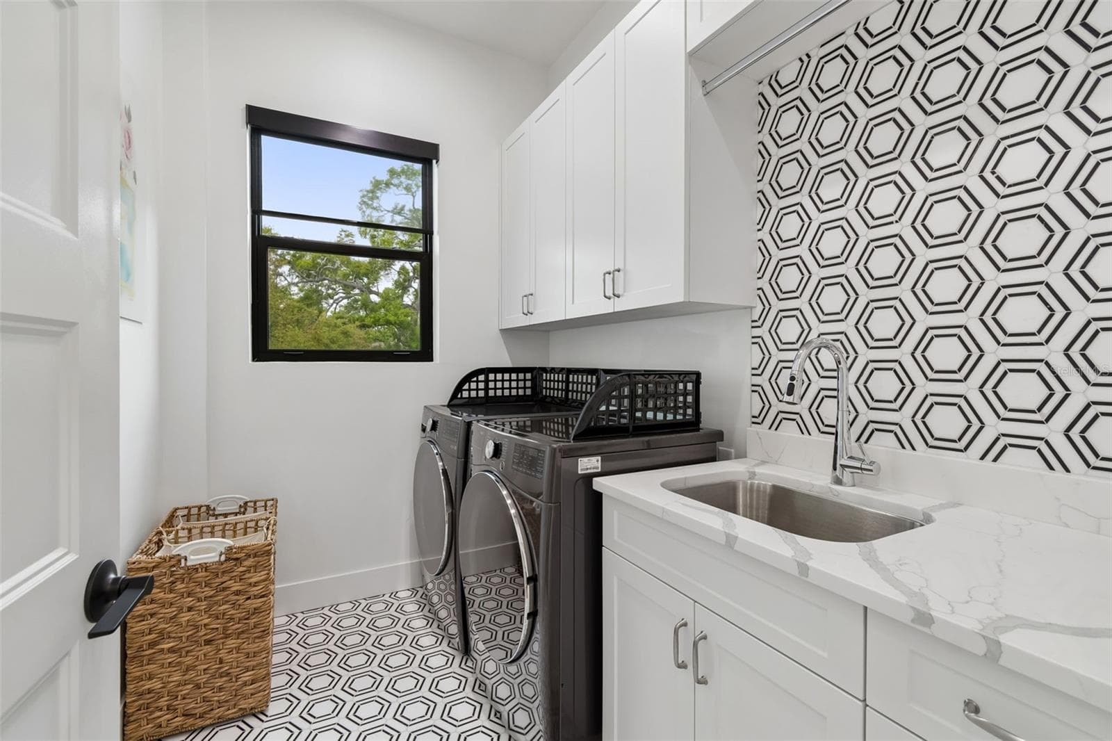 Spacious laundry area conveniently located on 2nd floor - 5410 BAYSHORE BLVD, TAMPA