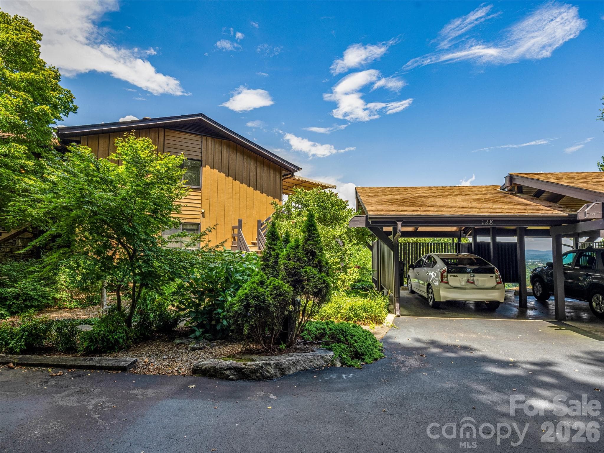 Condo with carport space - Hendersonville