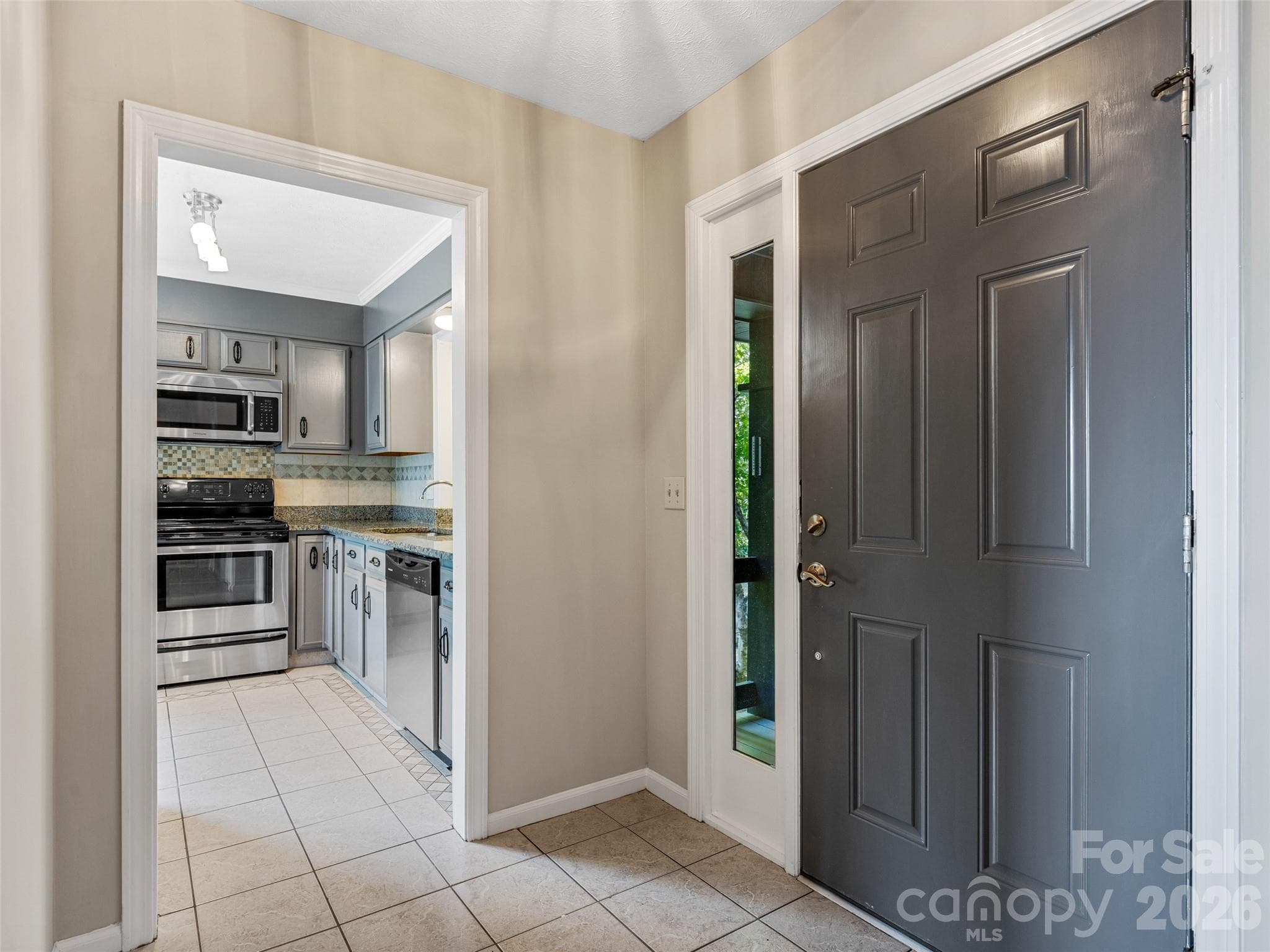 Foyer looking into kitchen - Hendersonville