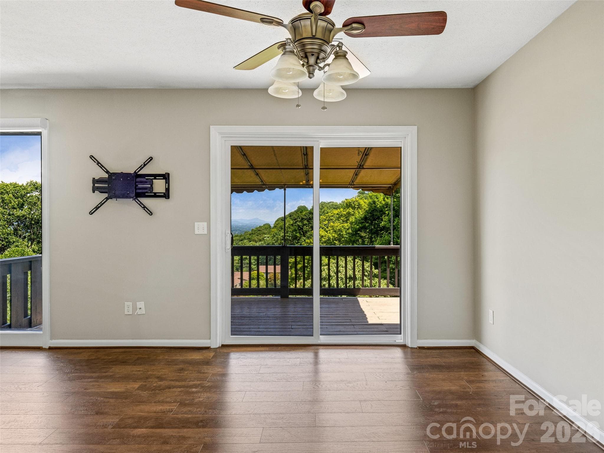 Dining area with view - Hendersonville
