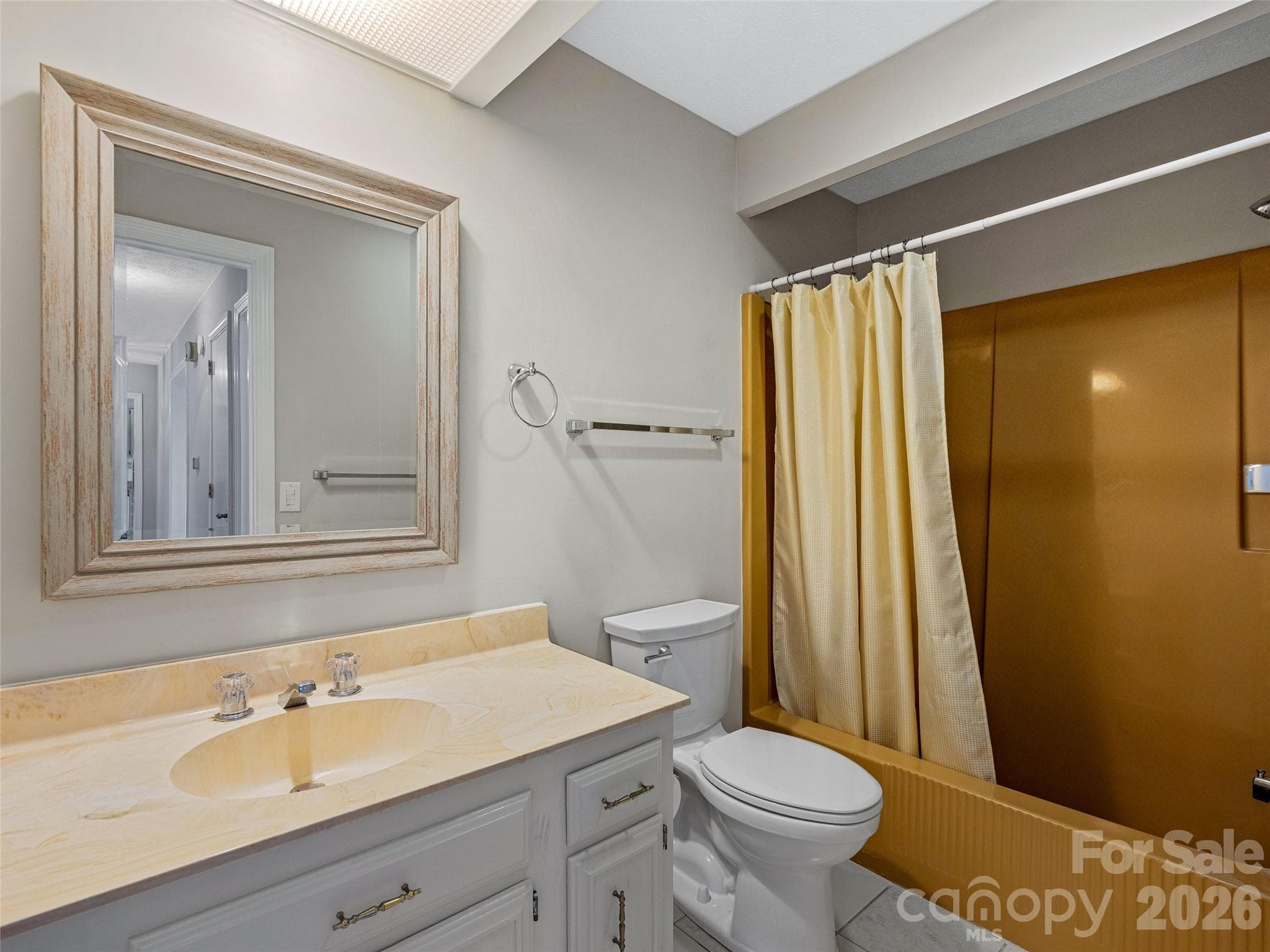 Hall bath - Hendersonville