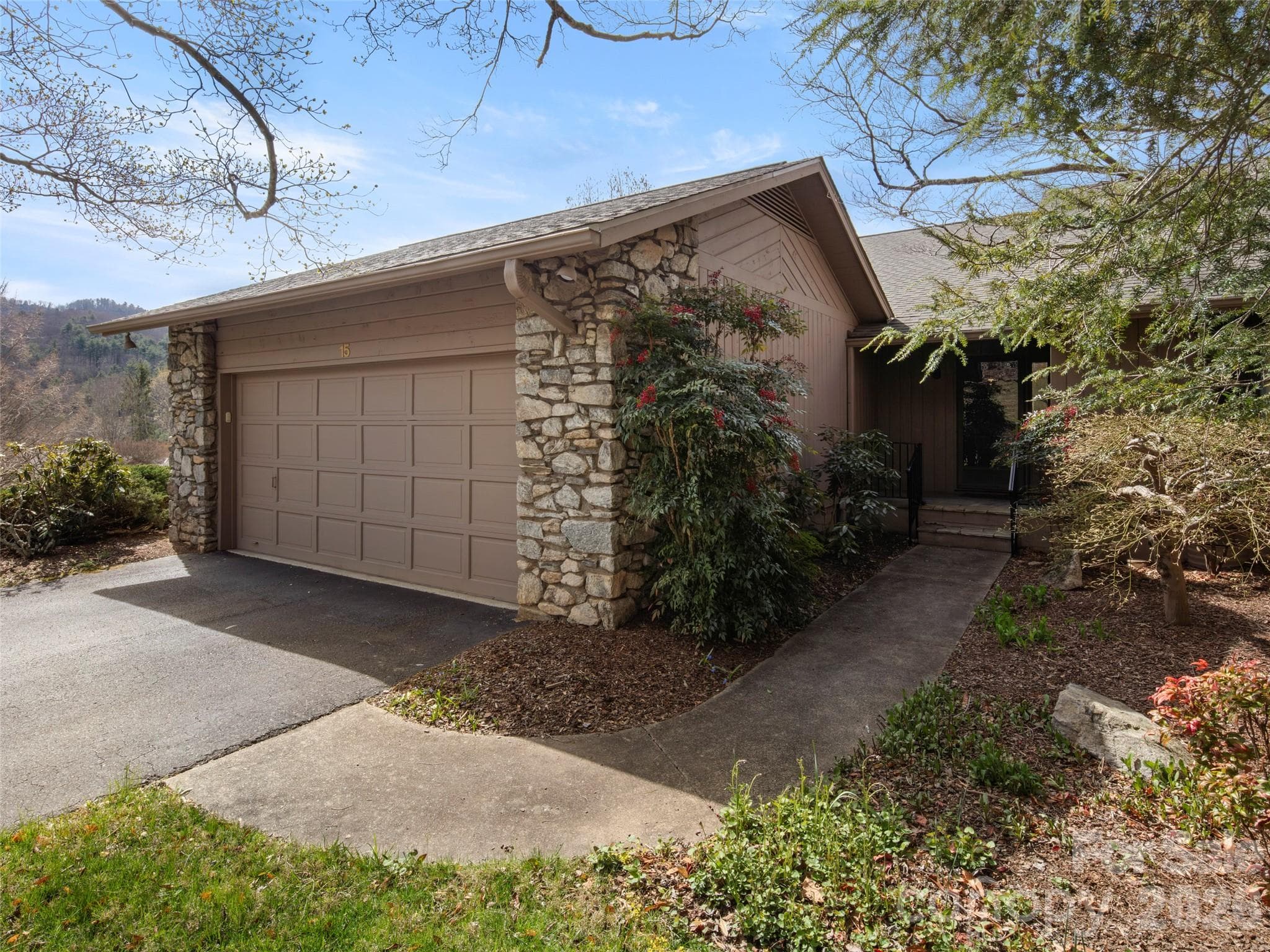 2 car garage and beautiful landscape - Asheville