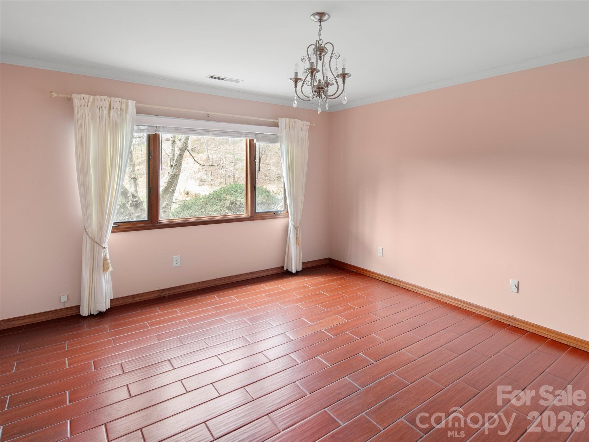 Terrace level bedroom that can be used for ensuite for guests - Asheville