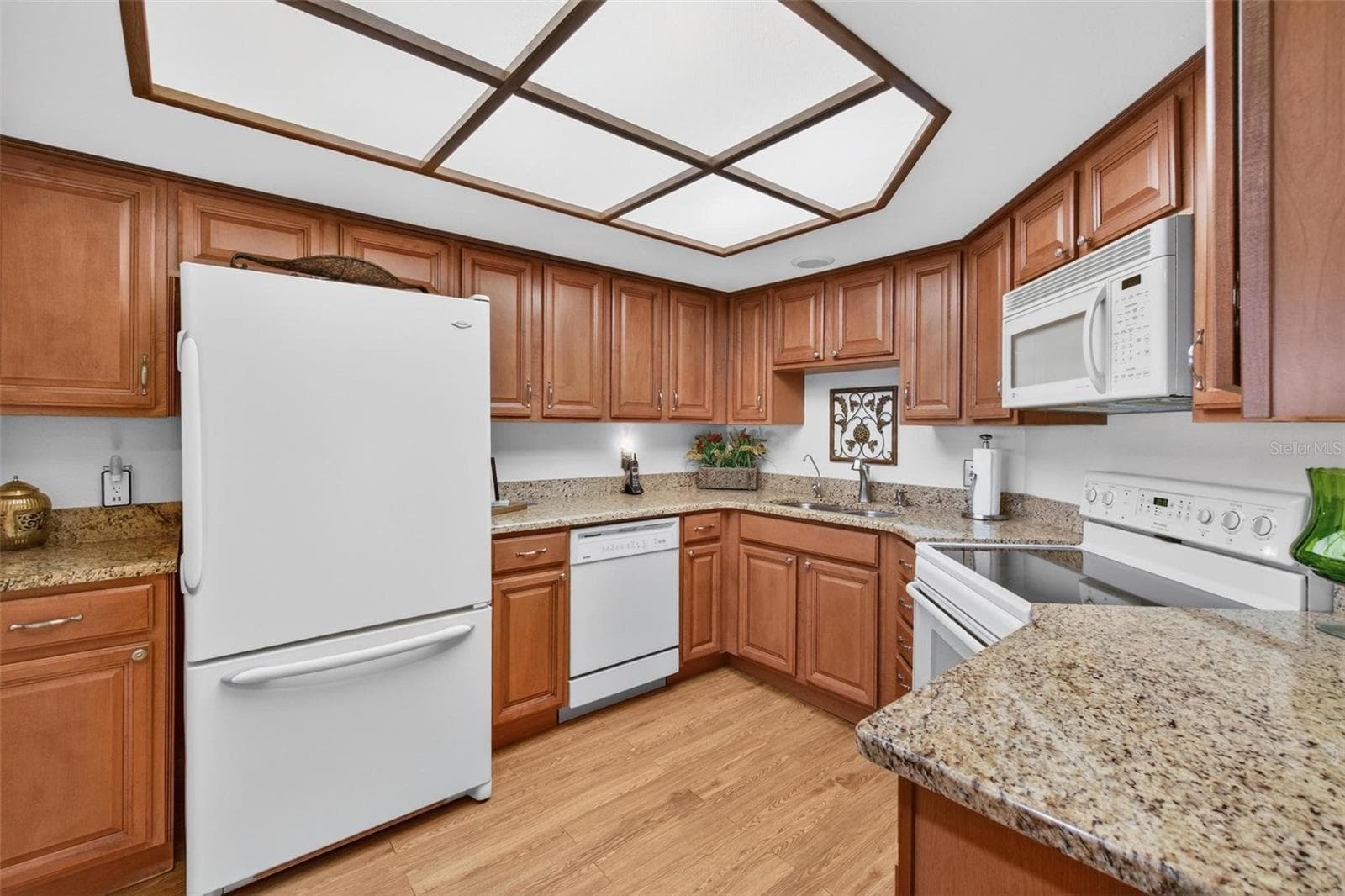 Condominium at 14820 RUE DE BAYONNE #302, CLEARWATER, photo 8 of 30