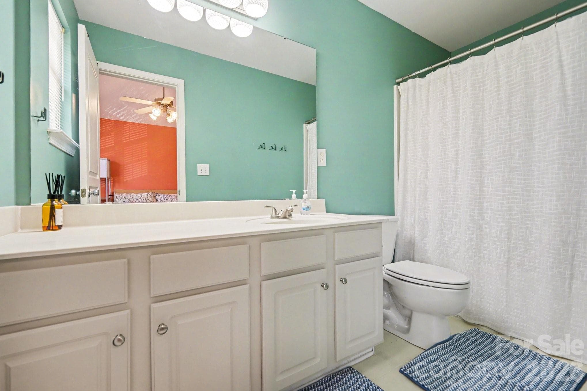 Ensuite for owners bathroom - 8411 Chaceview Court, Charlotte