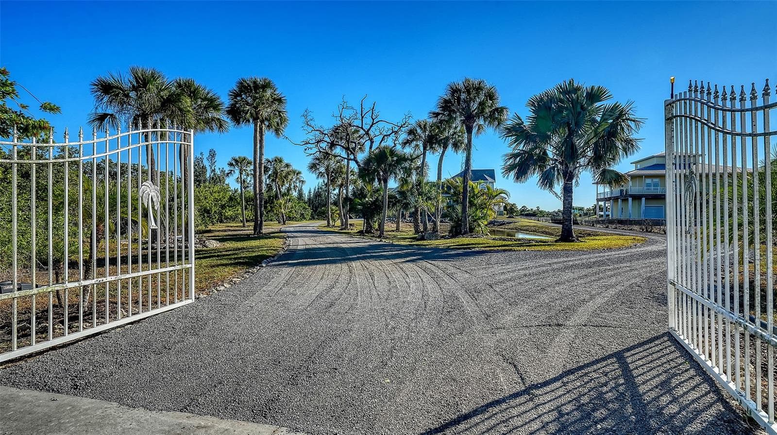 New motor for electric gates recently replaced - 925 BAYSHORE DR, TERRA CEIA