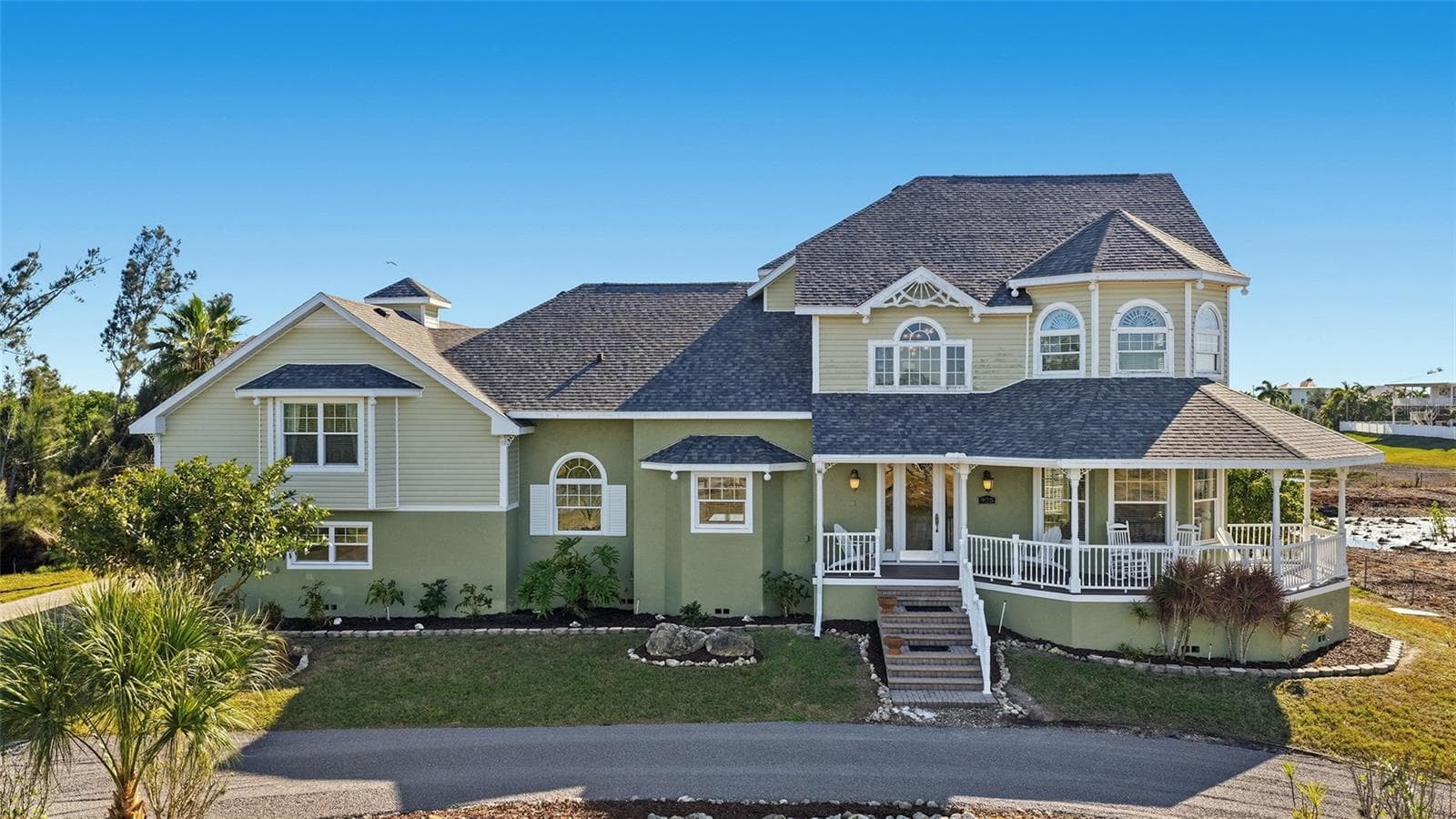 Front exterior freshly painted - 925 BAYSHORE DR, TERRA CEIA