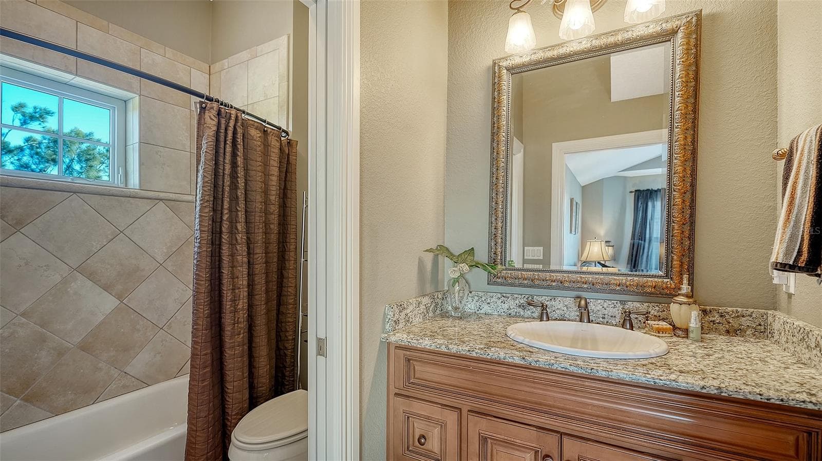 Guest bathroom with shower/tub combination. - 925 BAYSHORE DR, TERRA CEIA