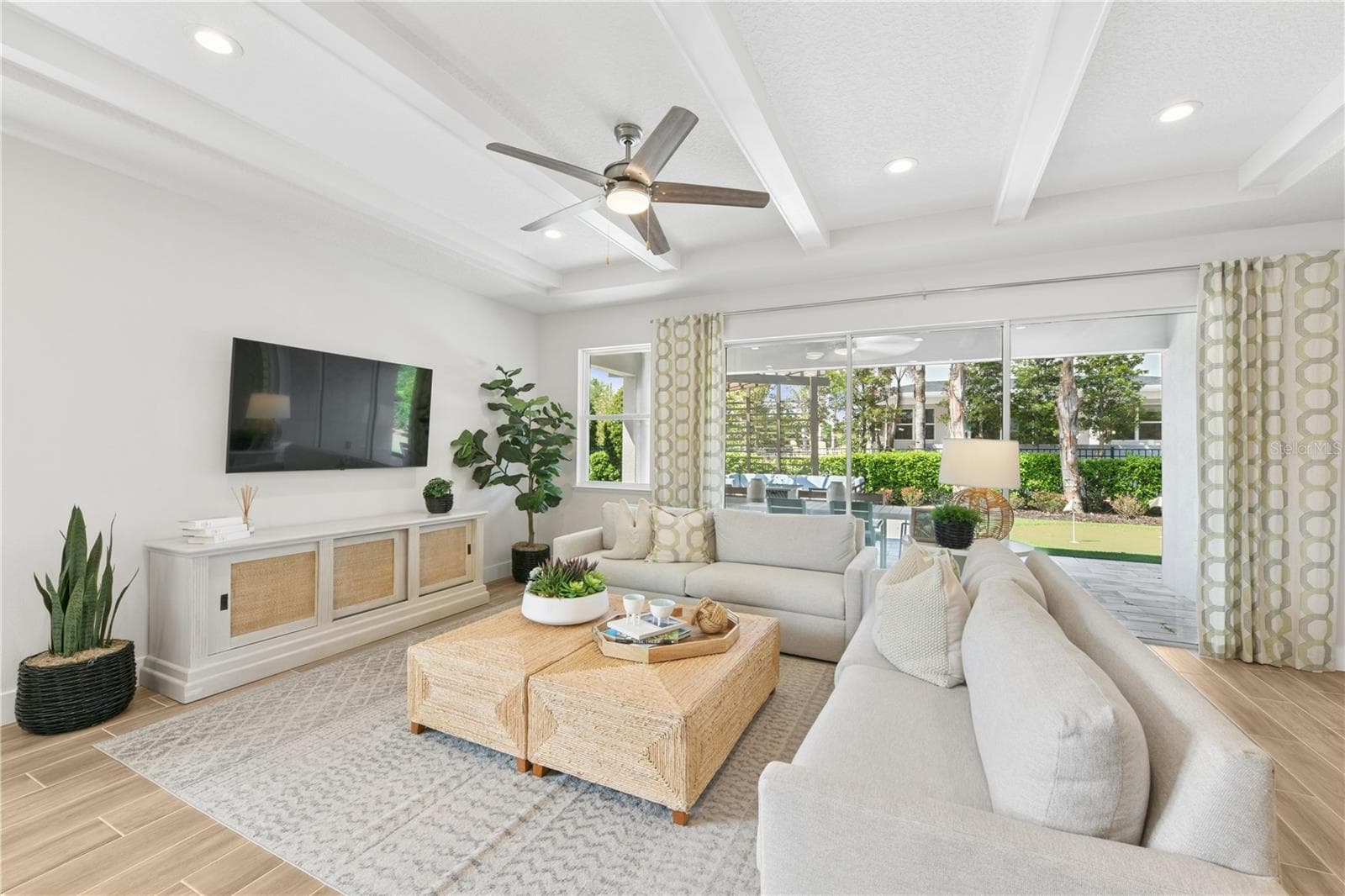 Large great room with stacking triple sliding doors to the expansive lanai for the perfect indoor/ outdoor living experience. - 2418 PARK RIDGE ST, APOPKA