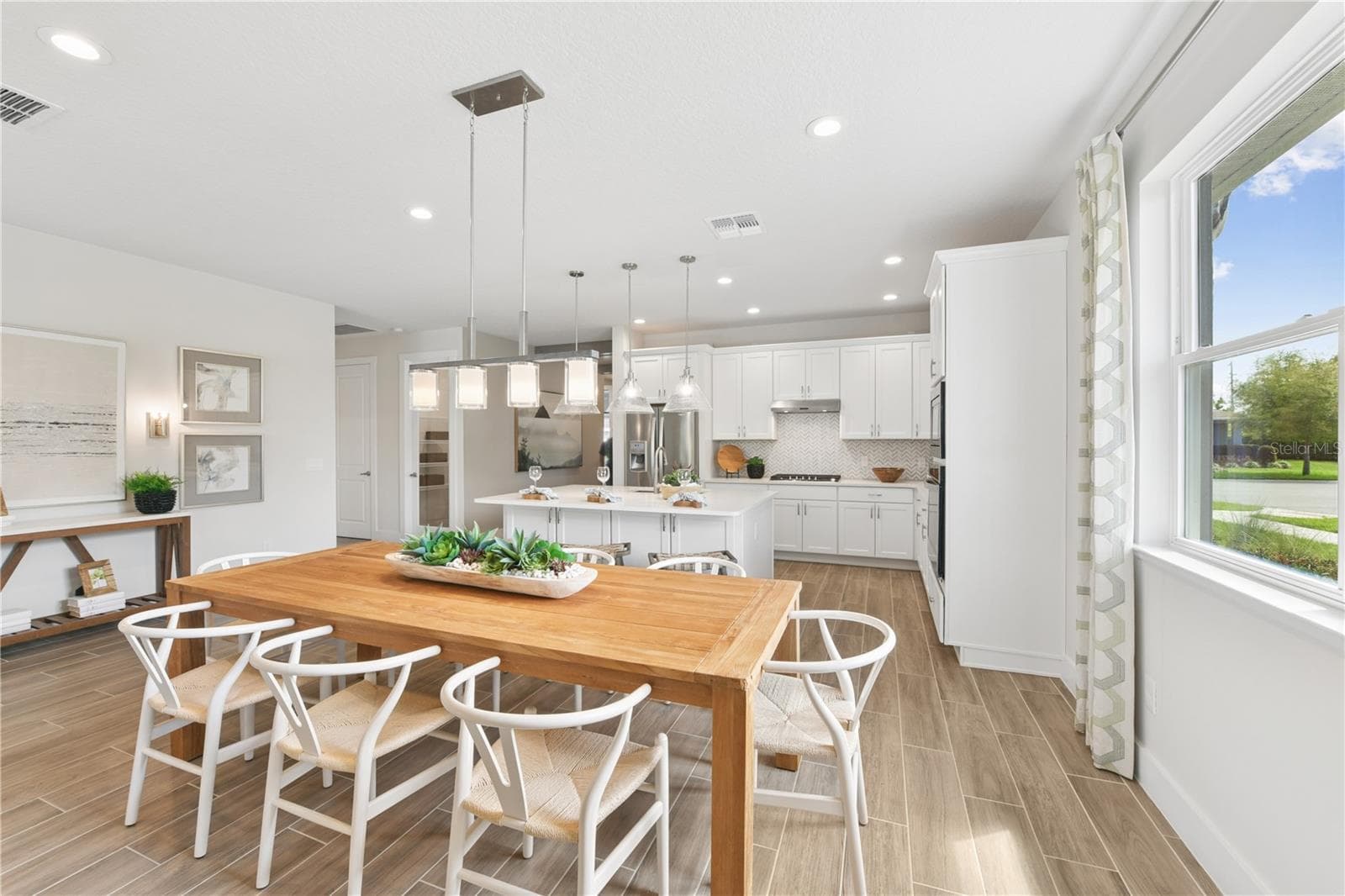 Casual dining space overlooks the kitchen making it the perfect space for entertaining - 2418 PARK RIDGE ST, APOPKA