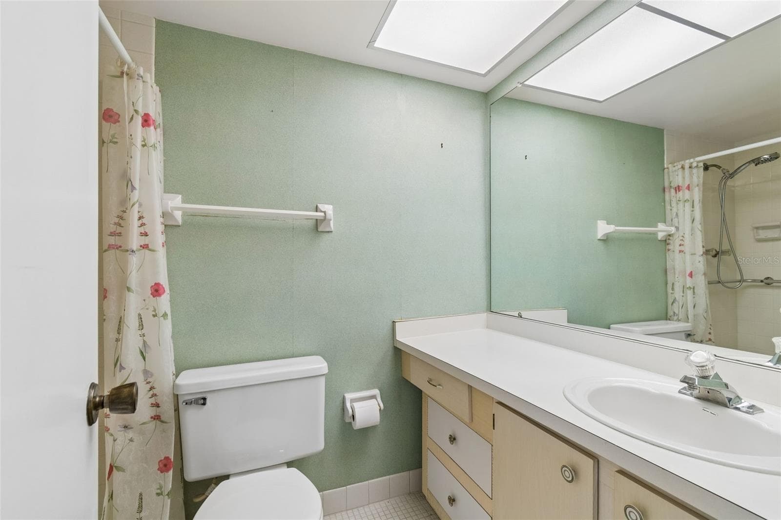 second bathroom - 5095 BAY ST NE #110, ST PETERSBURG