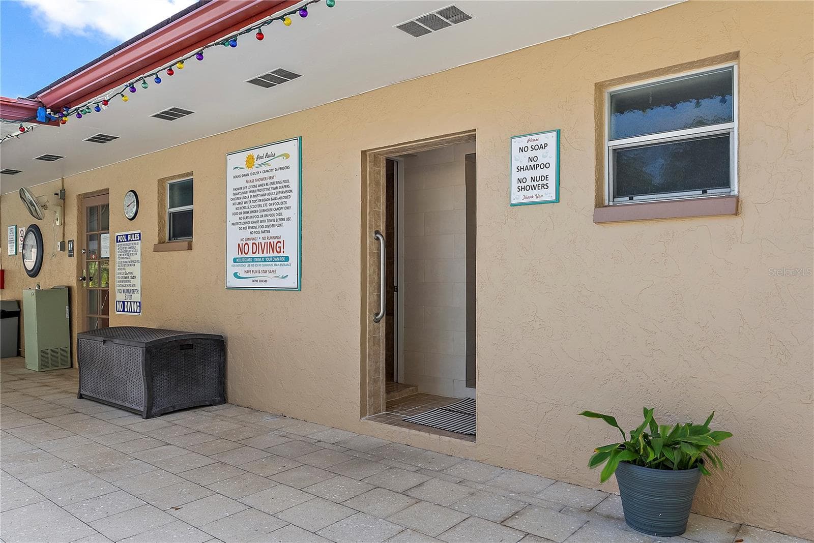 Showers outside entrance. - 5095 BAY ST NE #110, ST PETERSBURG