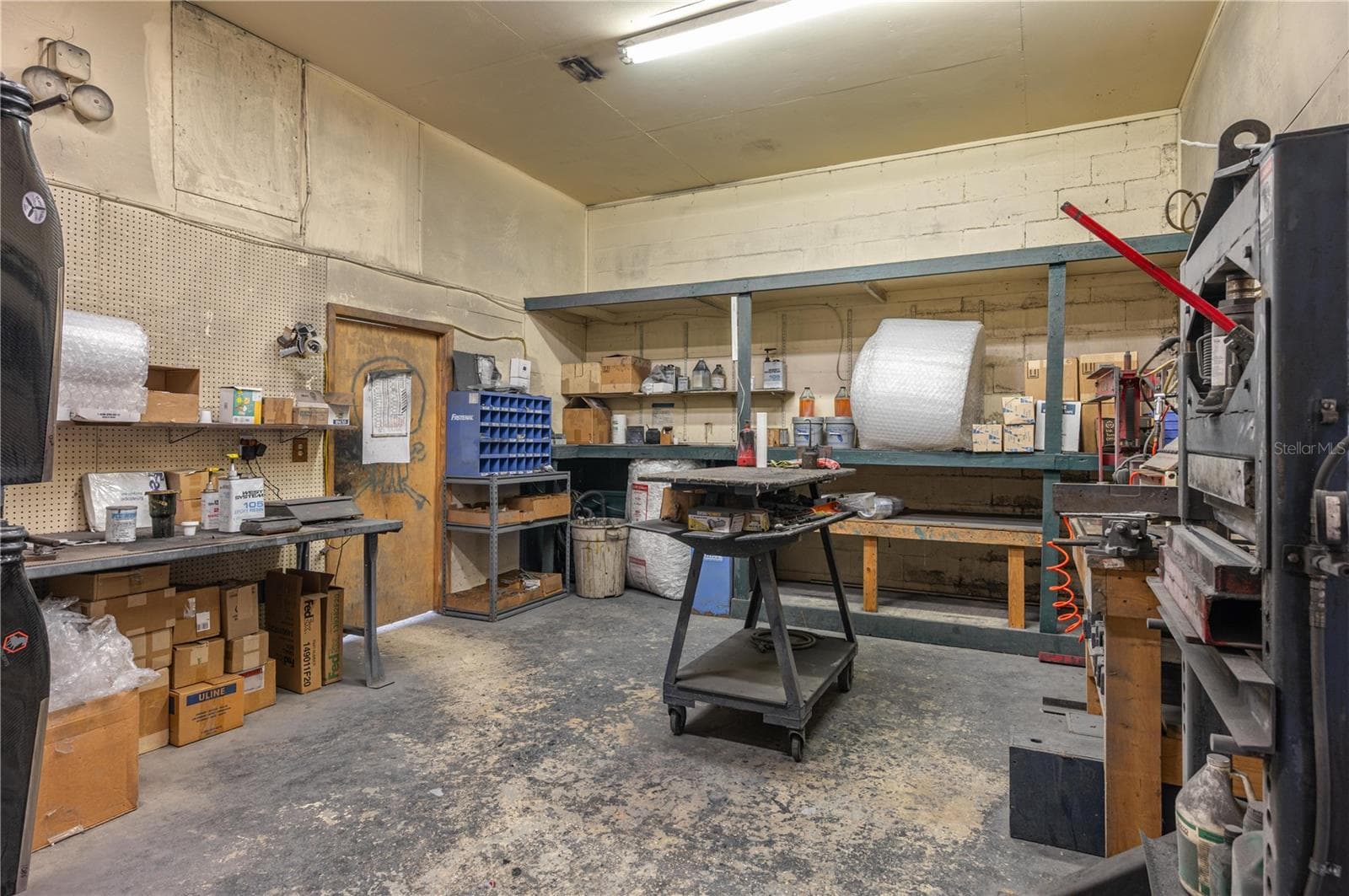 Work Room Warehouse - 19 EVERGREEN DR, LAKE WALES
