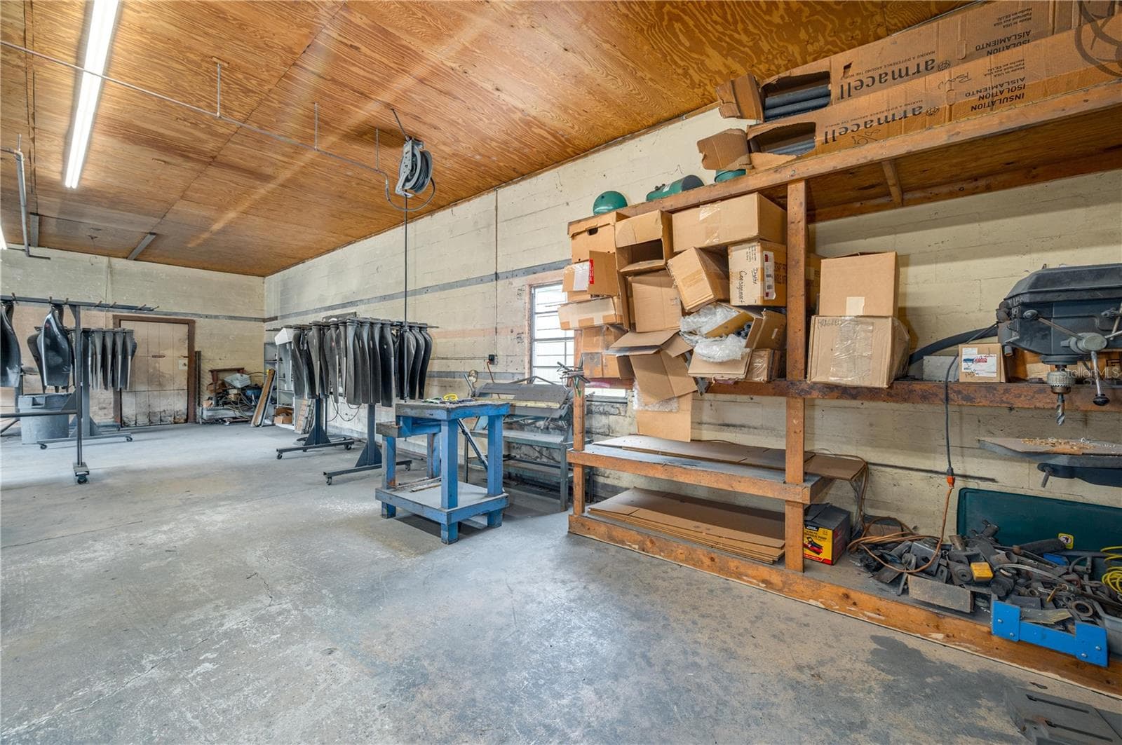 Work Room Warehouse - 19 EVERGREEN DR, LAKE WALES
