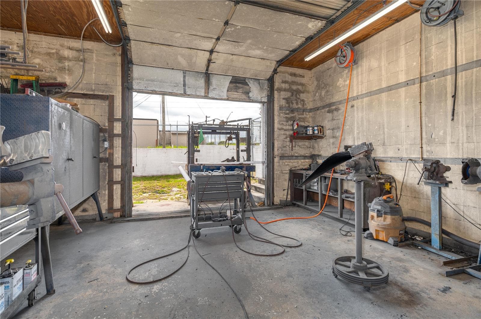 Work Room Warehouse - 19 EVERGREEN DR, LAKE WALES