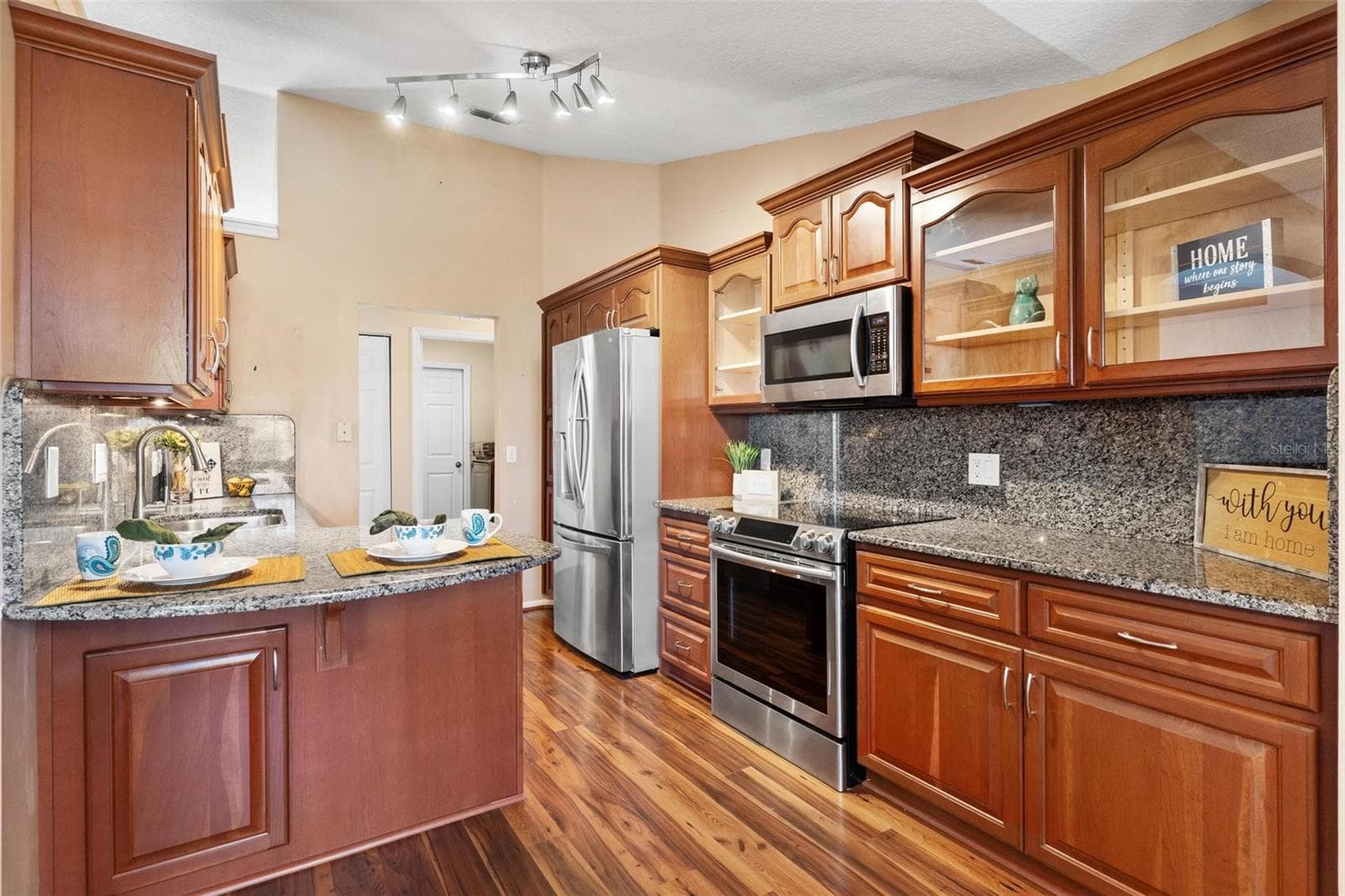 Kitchen features upgraded cabinets, granite countertops & backsplash, stainless steel appliances - 11614 SE 172ND LOOP, SUMMERFIELD