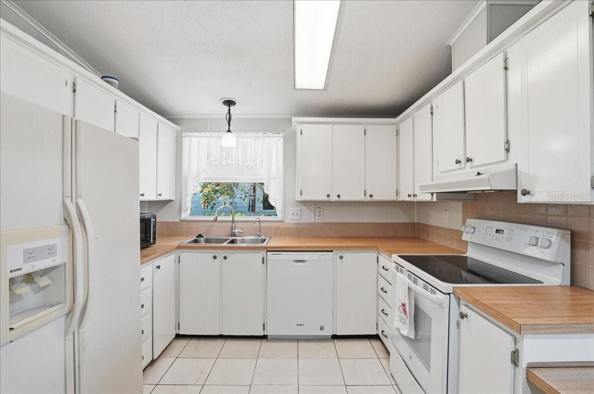 Manufactured Home at 8514 MONARCH PL, PALMETTO, photo 17 of 46