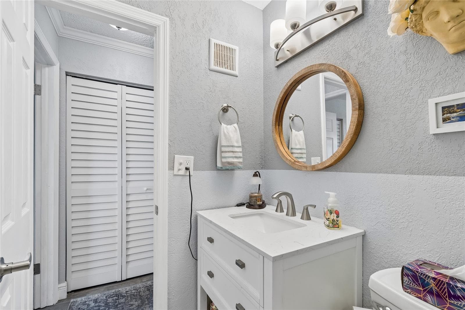 Guest Bath. - 5501 80TH ST N #102, ST PETERSBURG
